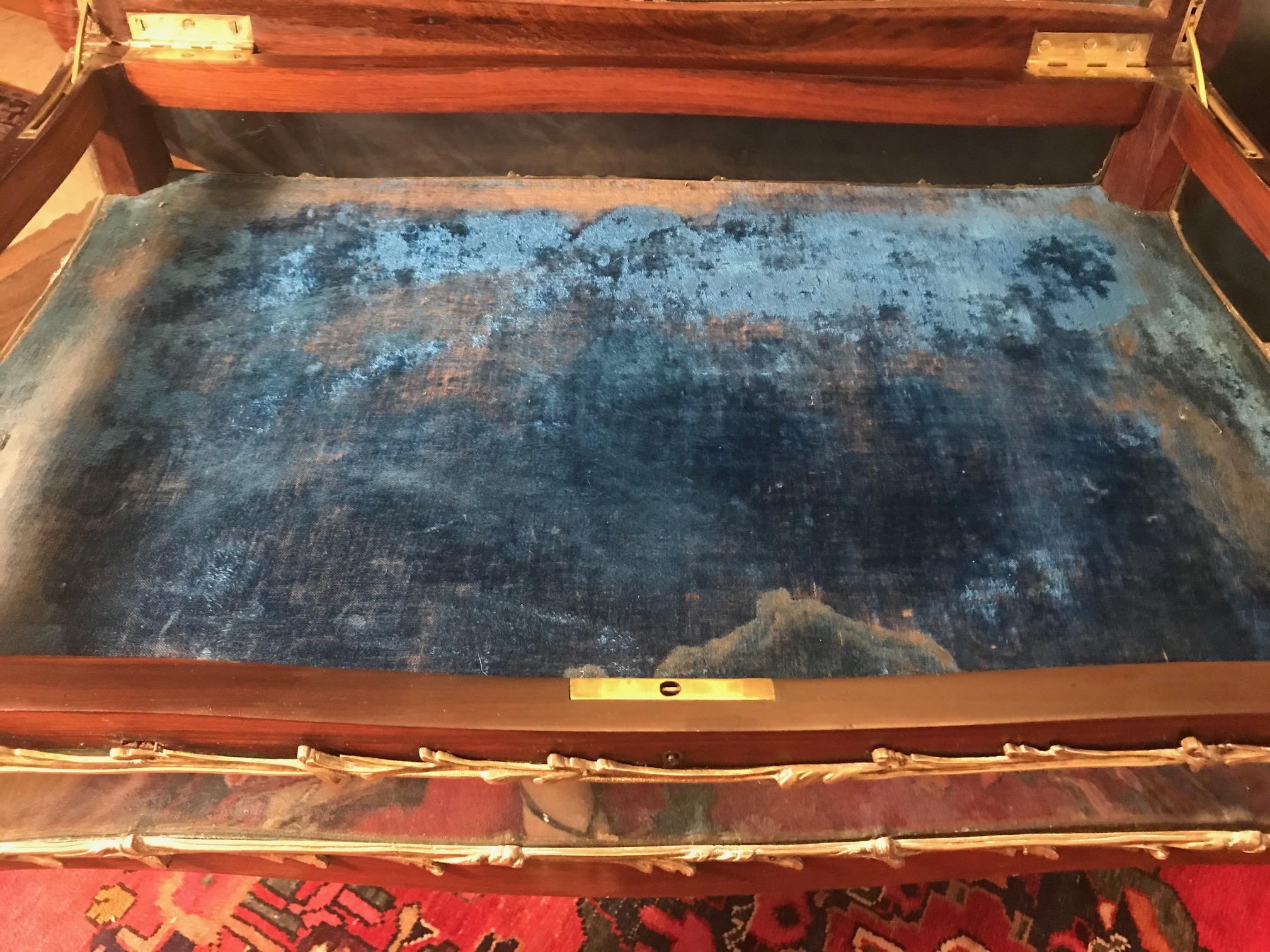 curio-Tisch im Stil Louis XV des 19. Jahrhunderts:: Mahagoni mit Bronzebeschlägen im Zustand „Gut“ im Angebot in Vero Beach, FL