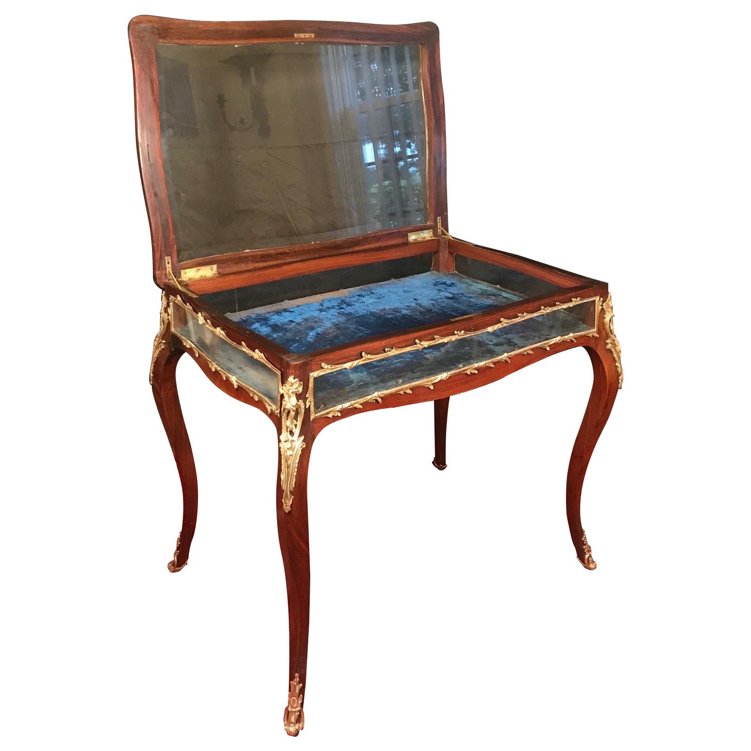 table de présentation de style Louis XV du 19ème siècle:: acajou avec montures en bronze