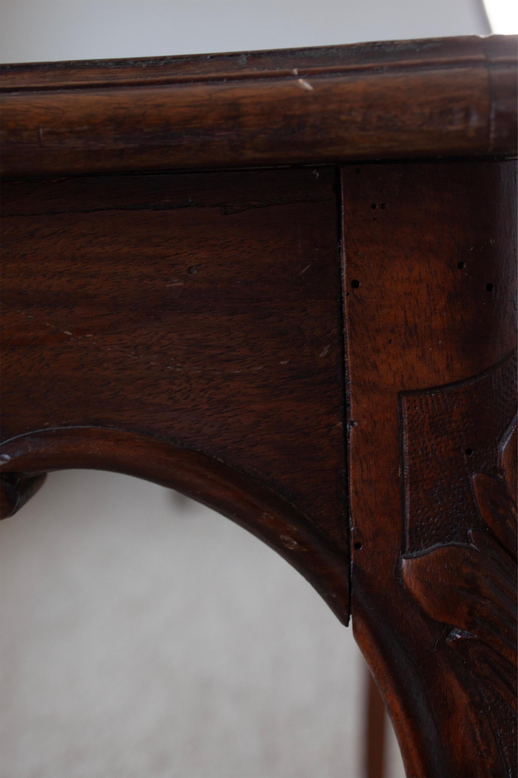 Dunkelholztisch im Louis-XV-Stil des 19. Jahrhunderts mit floralen Ornamentschnitzereien im Angebot 3