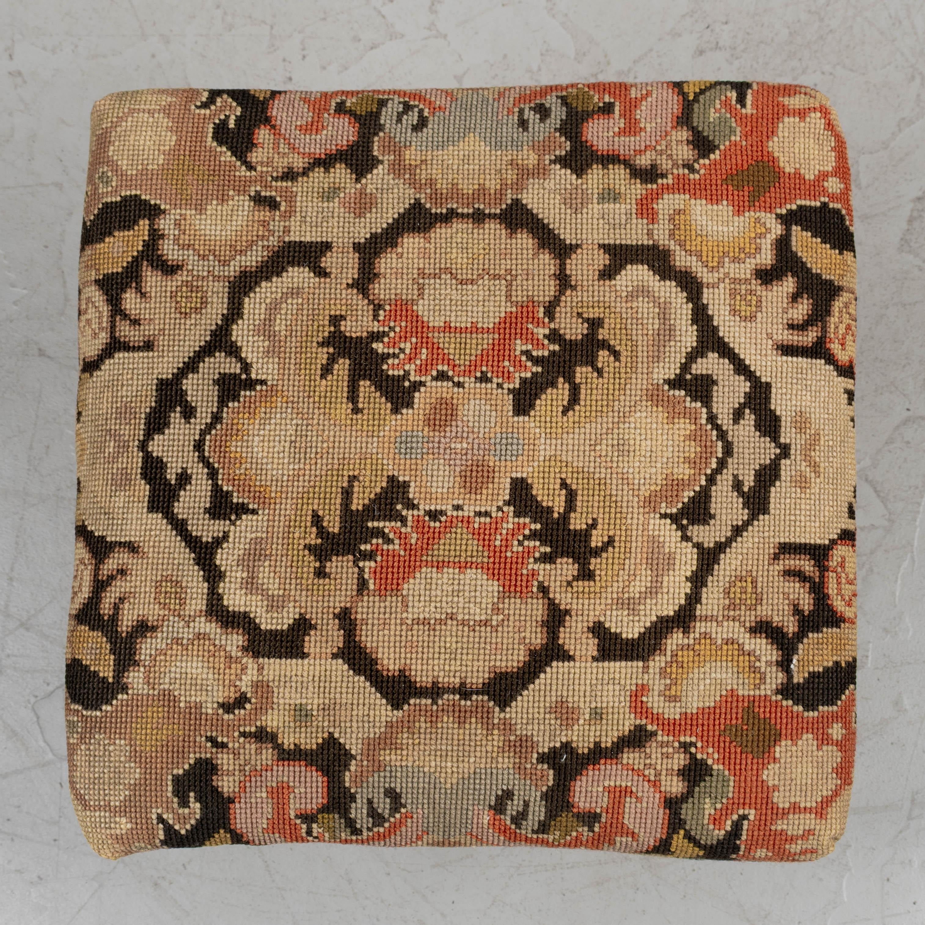 Sgabello girevole regolabile o panca per pianoforte in stile Luigi XV francese del XIX secolo, realizzato in noce massiccio con dettagli intagliati a mano, robuste gambe curve e barella con montante centrale tornito. Rivestito in tessuto arazzo