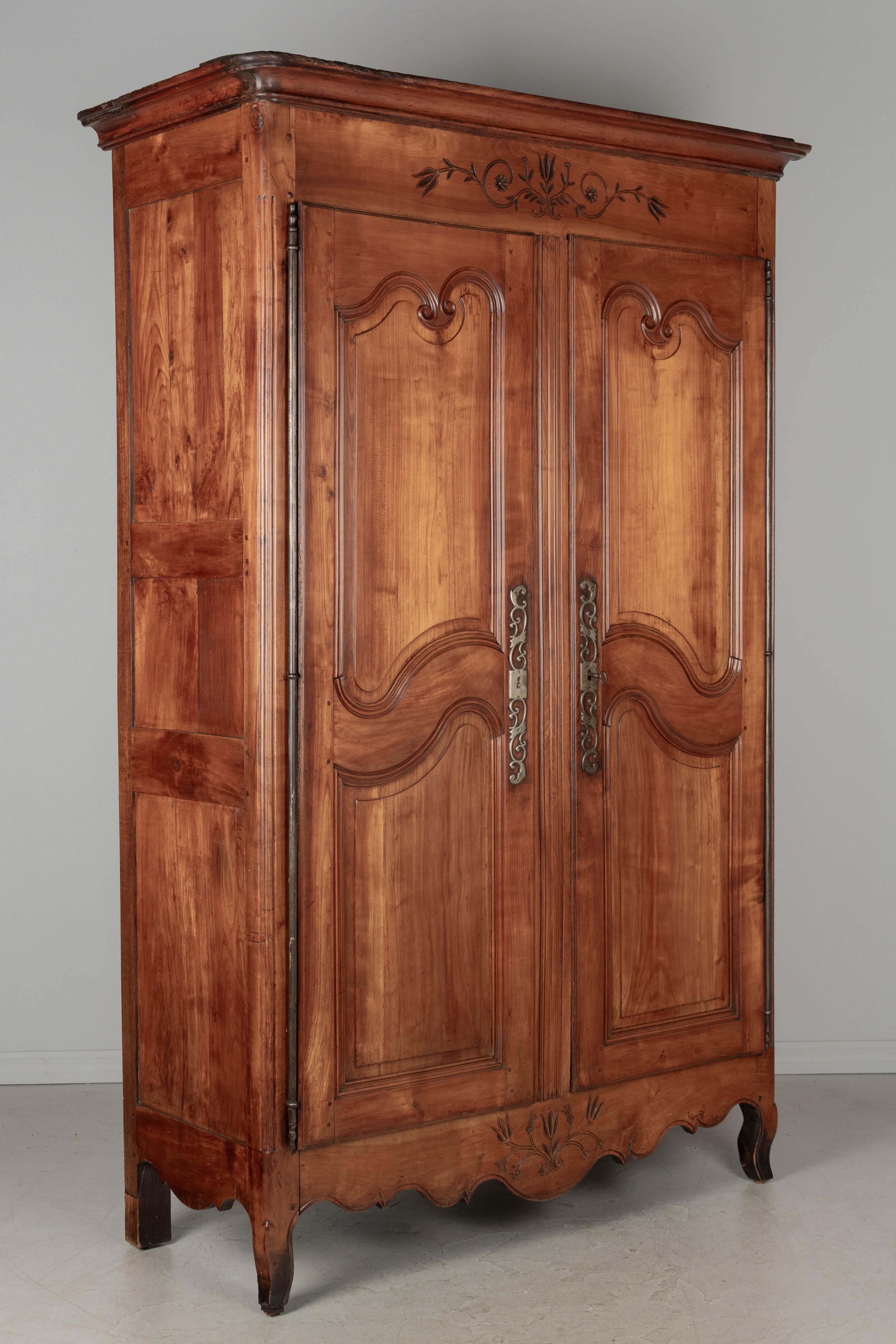 Französischer Schrank oder Schrank im Louis-XV-Stil des 19. Jahrhunderts im Angebot 5
