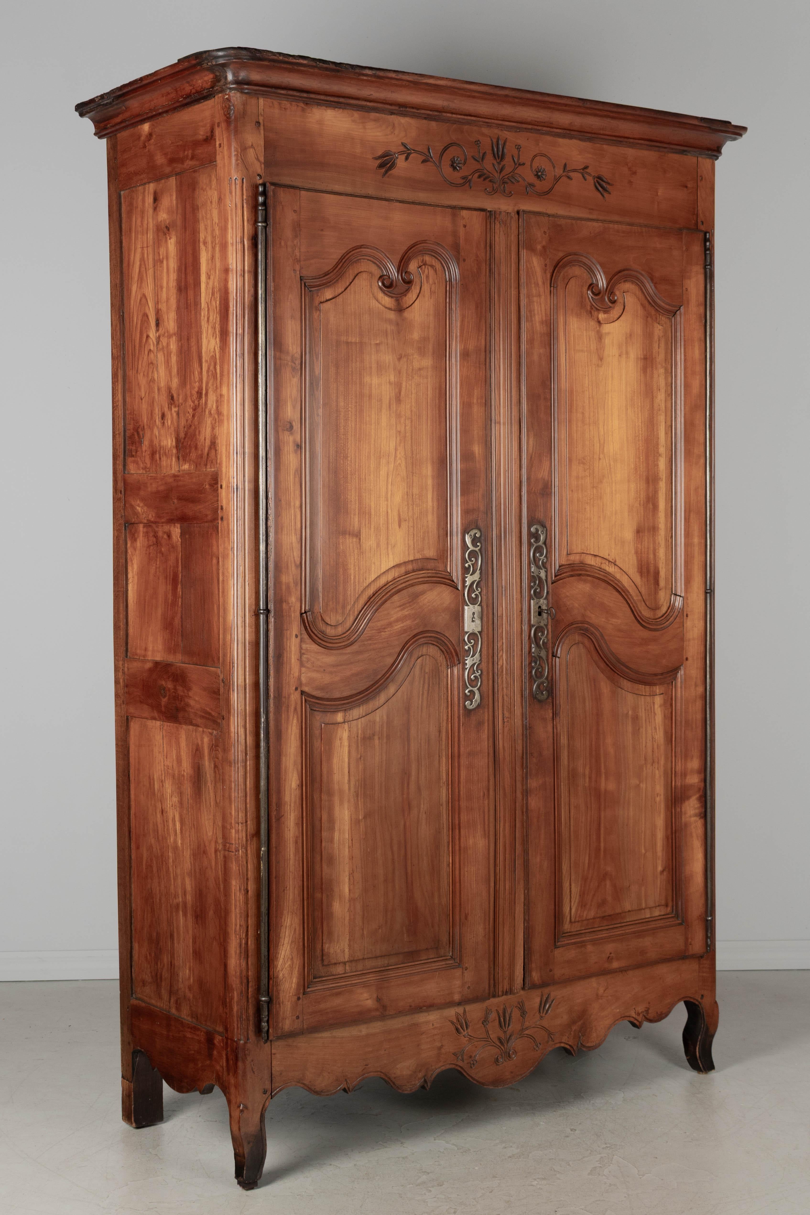Französischer Schrank oder Schrank im Louis-XV-Stil des 19. Jahrhunderts im Angebot 6