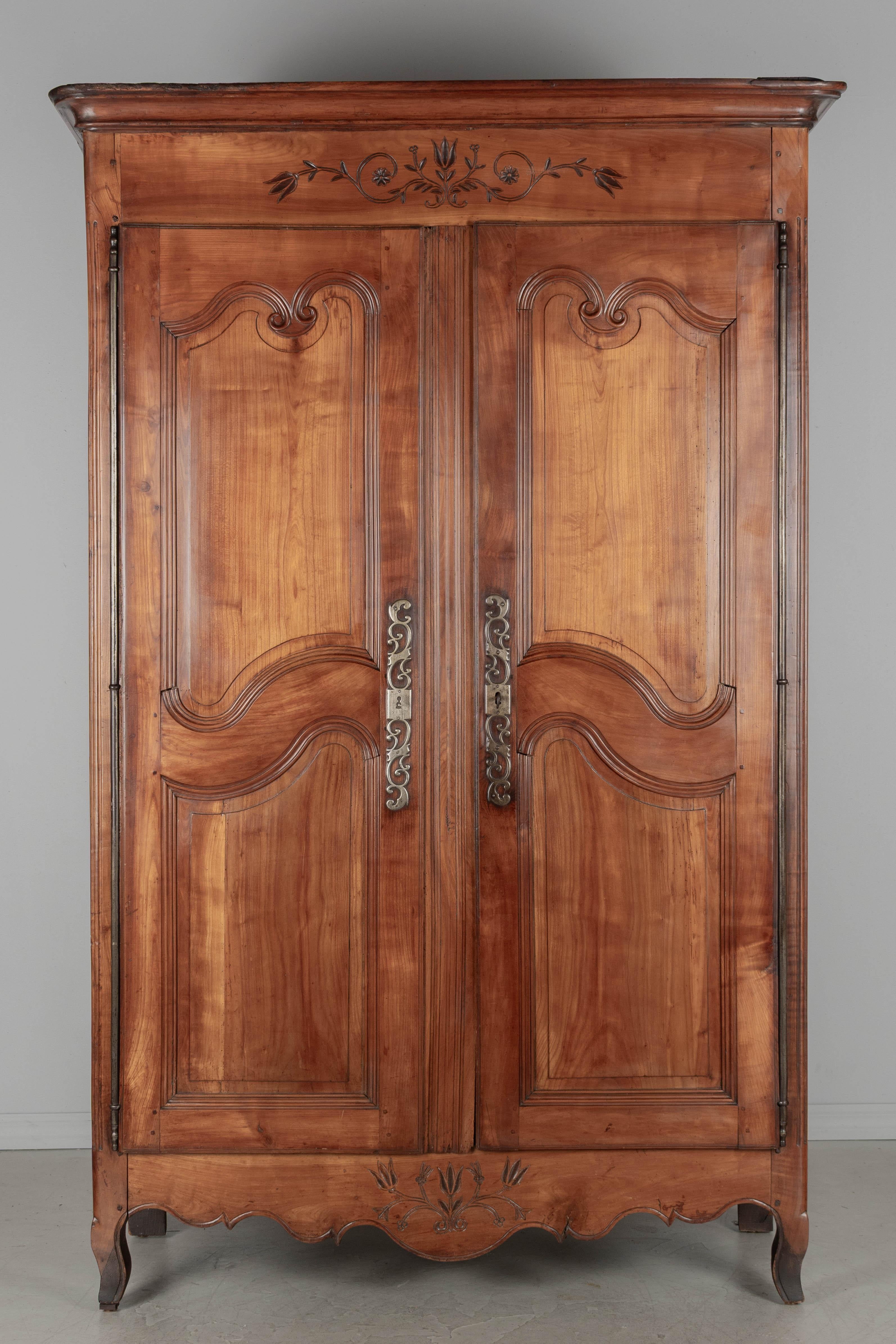 Französischer Schrank oder Schrank im Louis-XV-Stil des 19. Jahrhunderts (Louis XV.) im Angebot