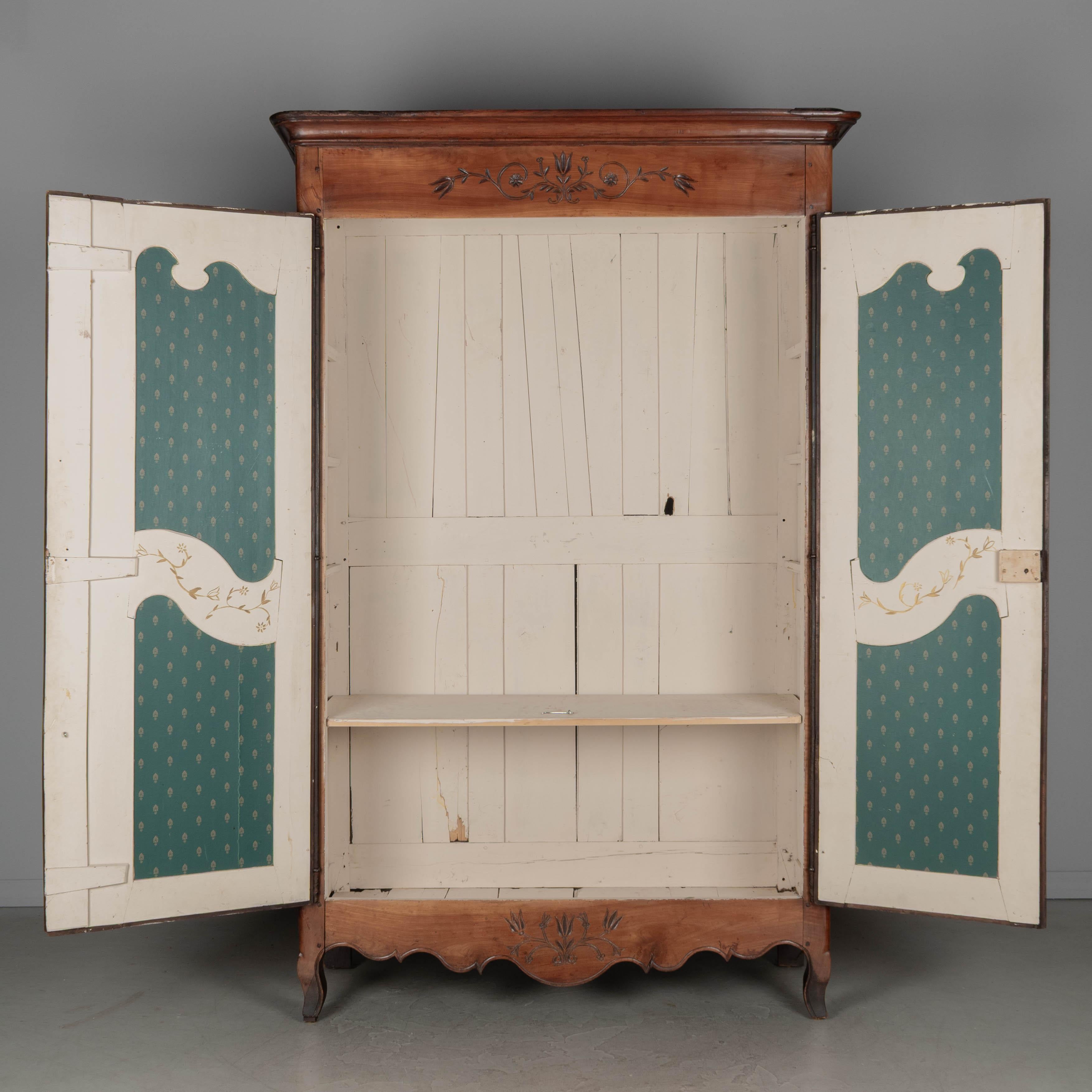 Französischer Schrank oder Schrank im Louis-XV-Stil des 19. Jahrhunderts (Handgeschnitzt) im Angebot