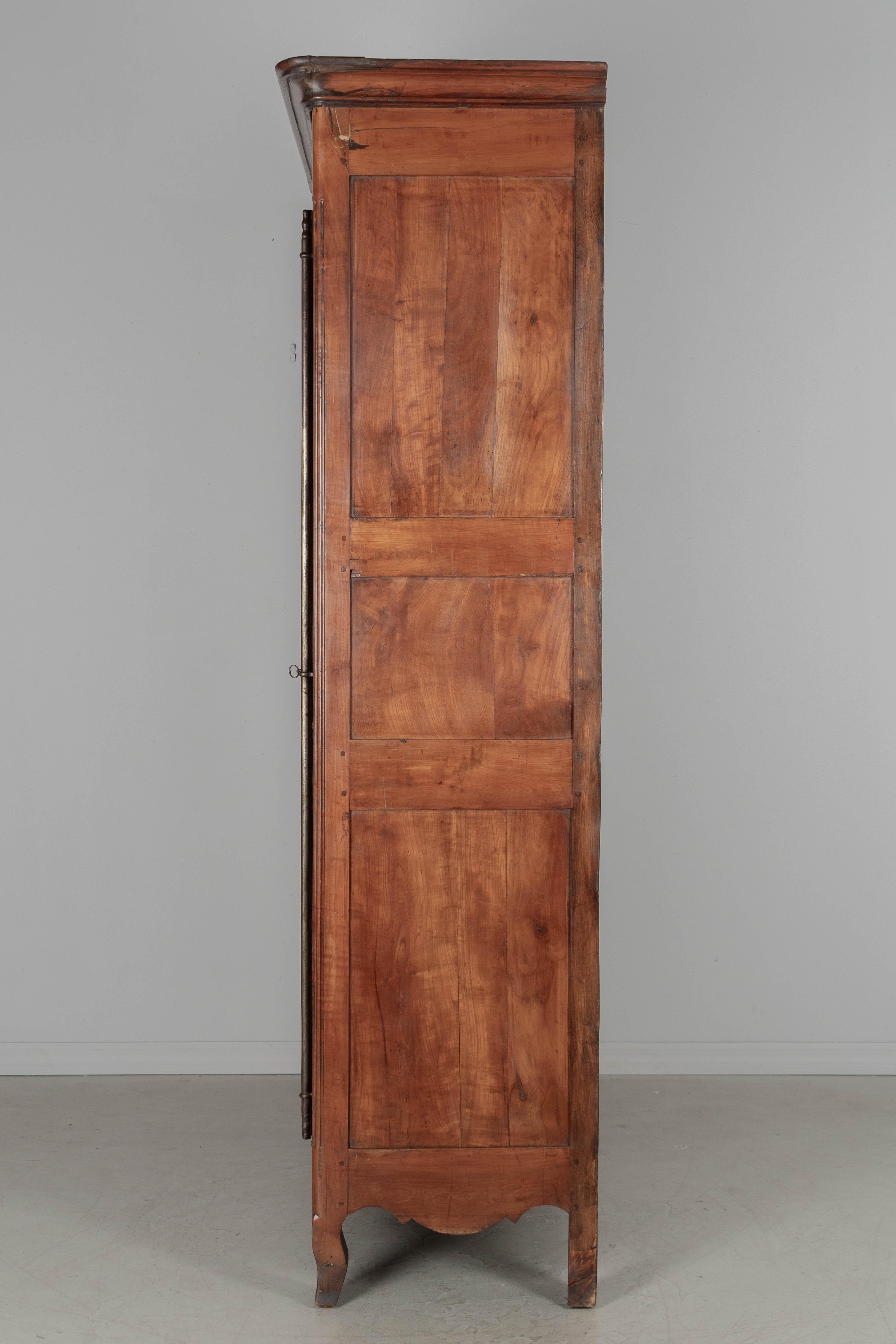 Französischer Schrank oder Schrank im Louis-XV-Stil des 19. Jahrhunderts im Zustand „Gut“ im Angebot in Winter Park, FL