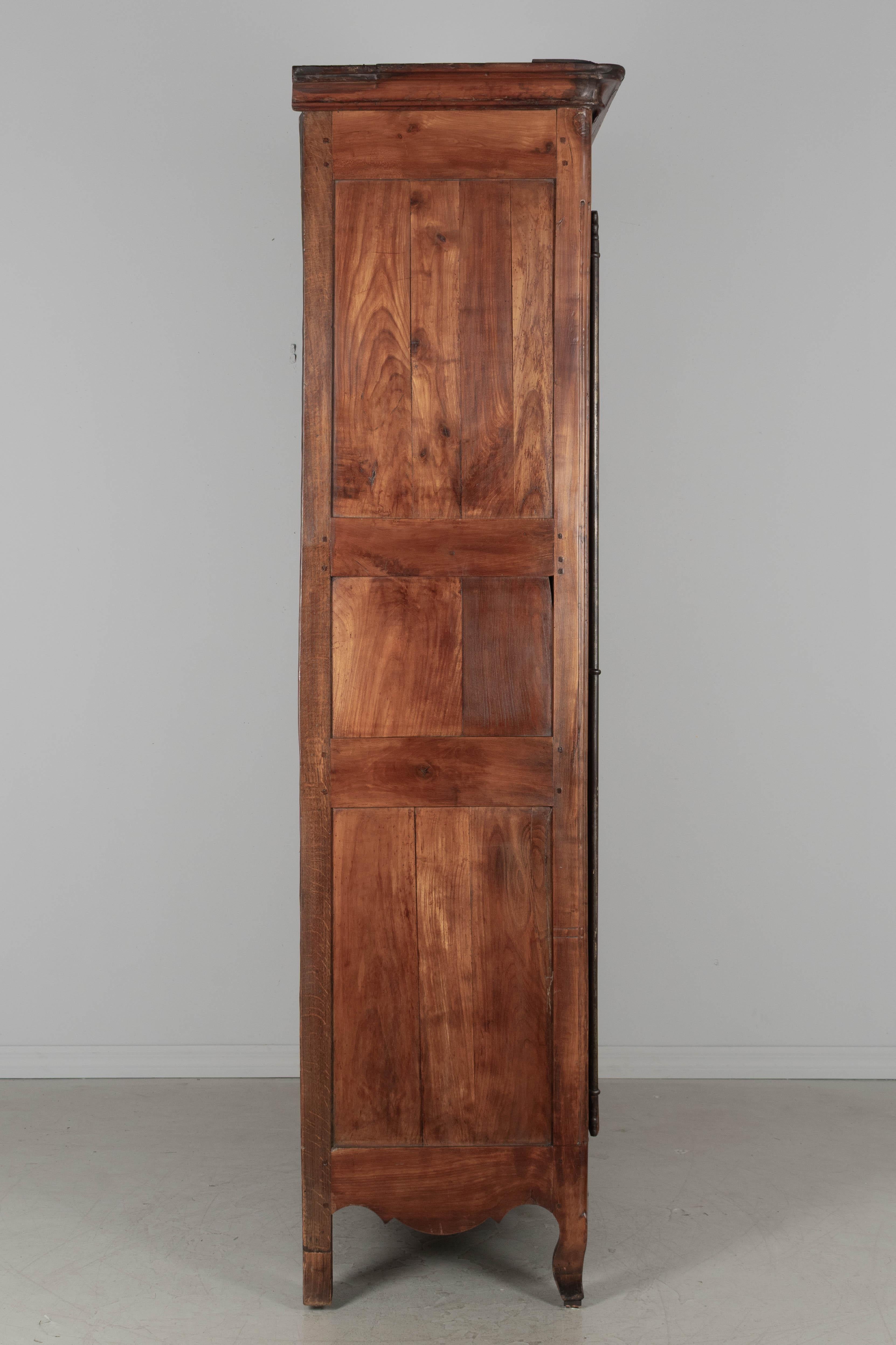 Französischer Schrank oder Schrank im Louis-XV-Stil des 19. Jahrhunderts (Eisen) im Angebot