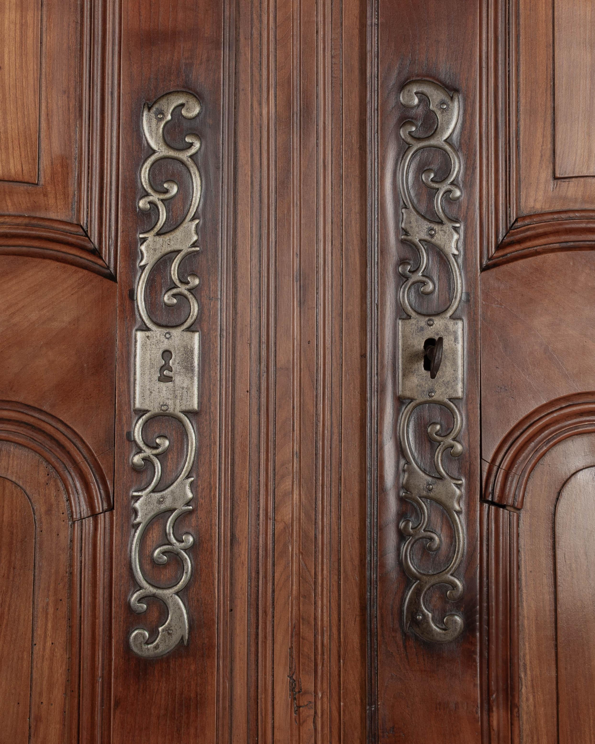 Französischer Schrank oder Schrank im Louis-XV-Stil des 19. Jahrhunderts im Angebot 1