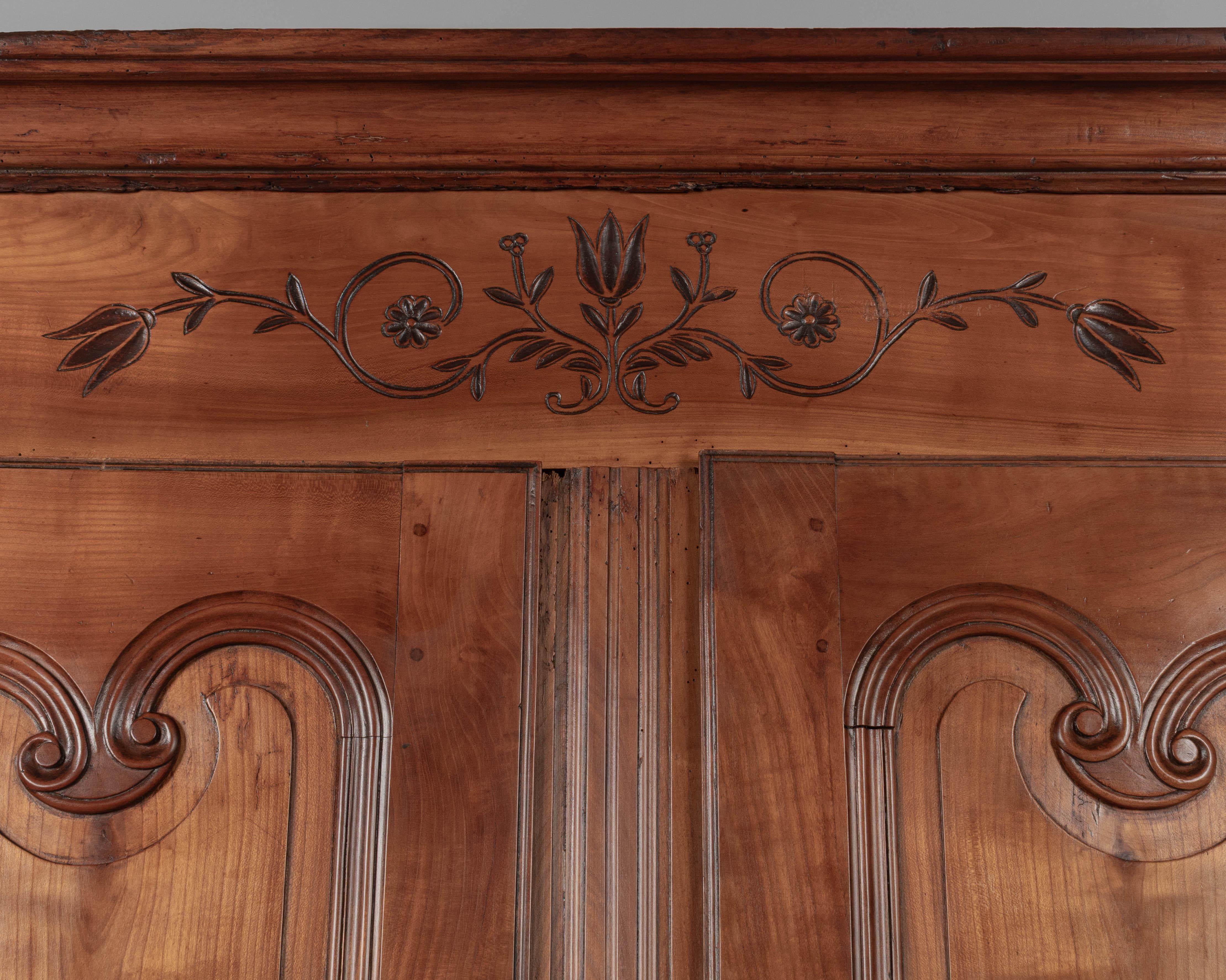 Französischer Schrank oder Schrank im Louis-XV-Stil des 19. Jahrhunderts im Angebot 2