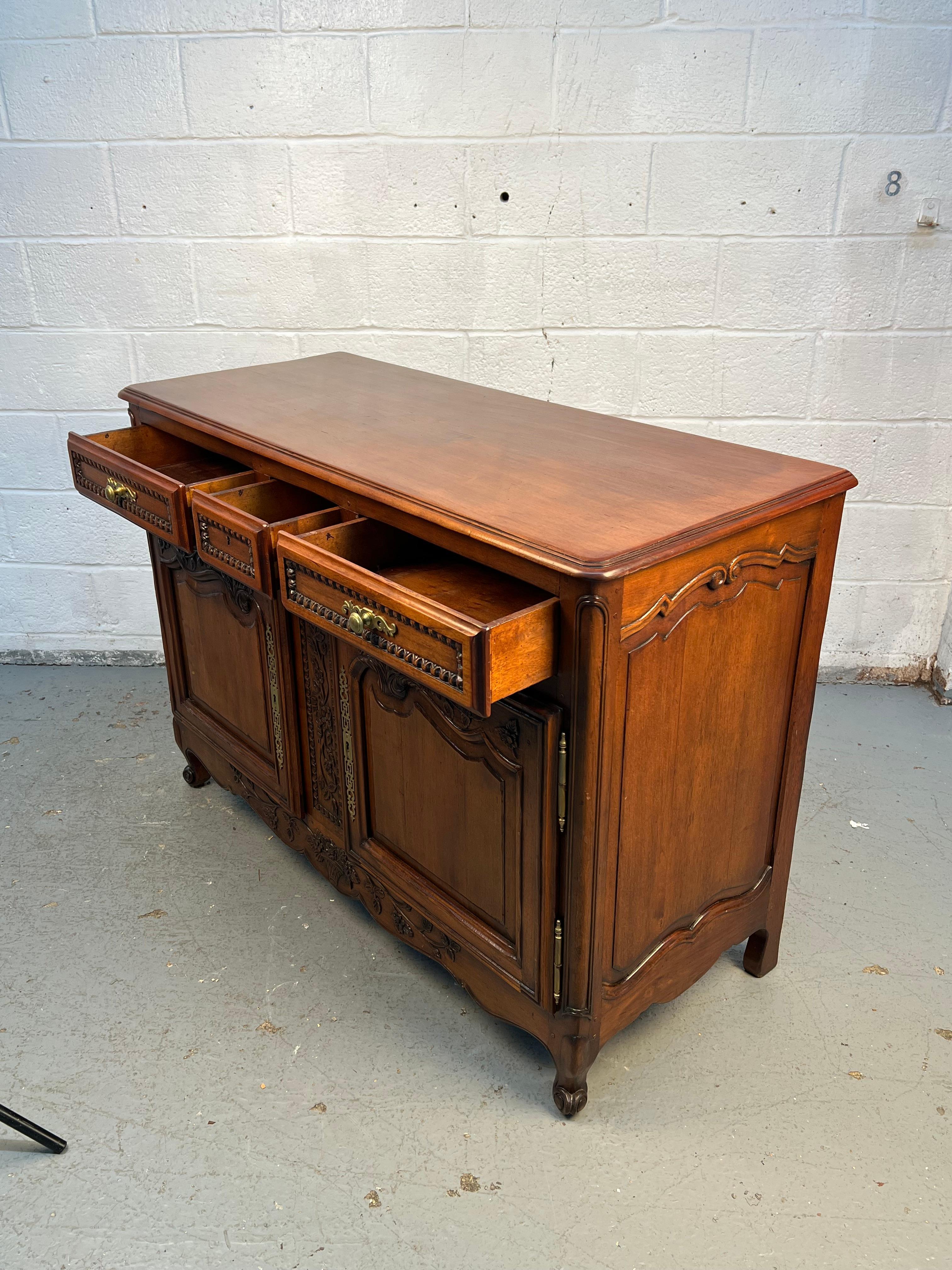 Buffet francés estilo Luis XV del siglo XIX en venta 5