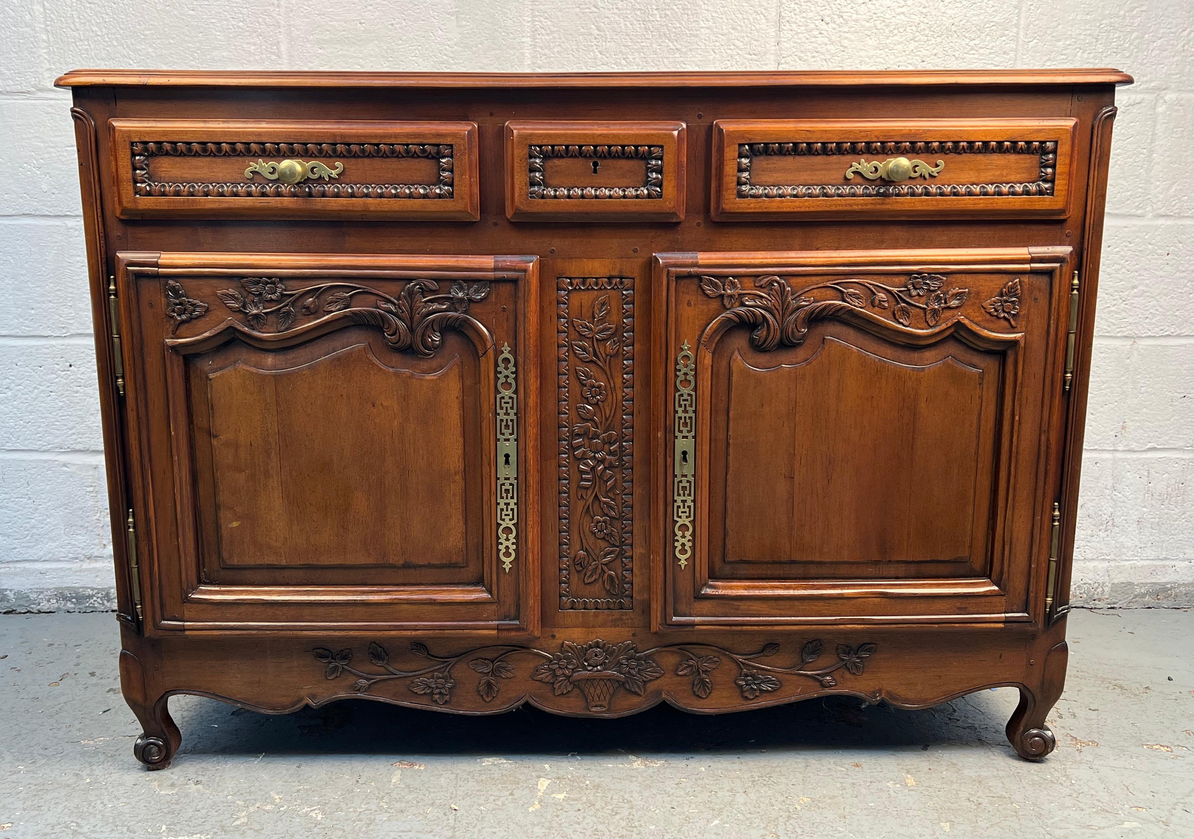 Elegante mesa de bar de estilo conejera francesa que presenta una ornamentación finamente detallada y un diseño grácil y estructurado. La pieza incluye un funcional mecanismo de cierre con llave original, que combina encanto y practicidad. Un