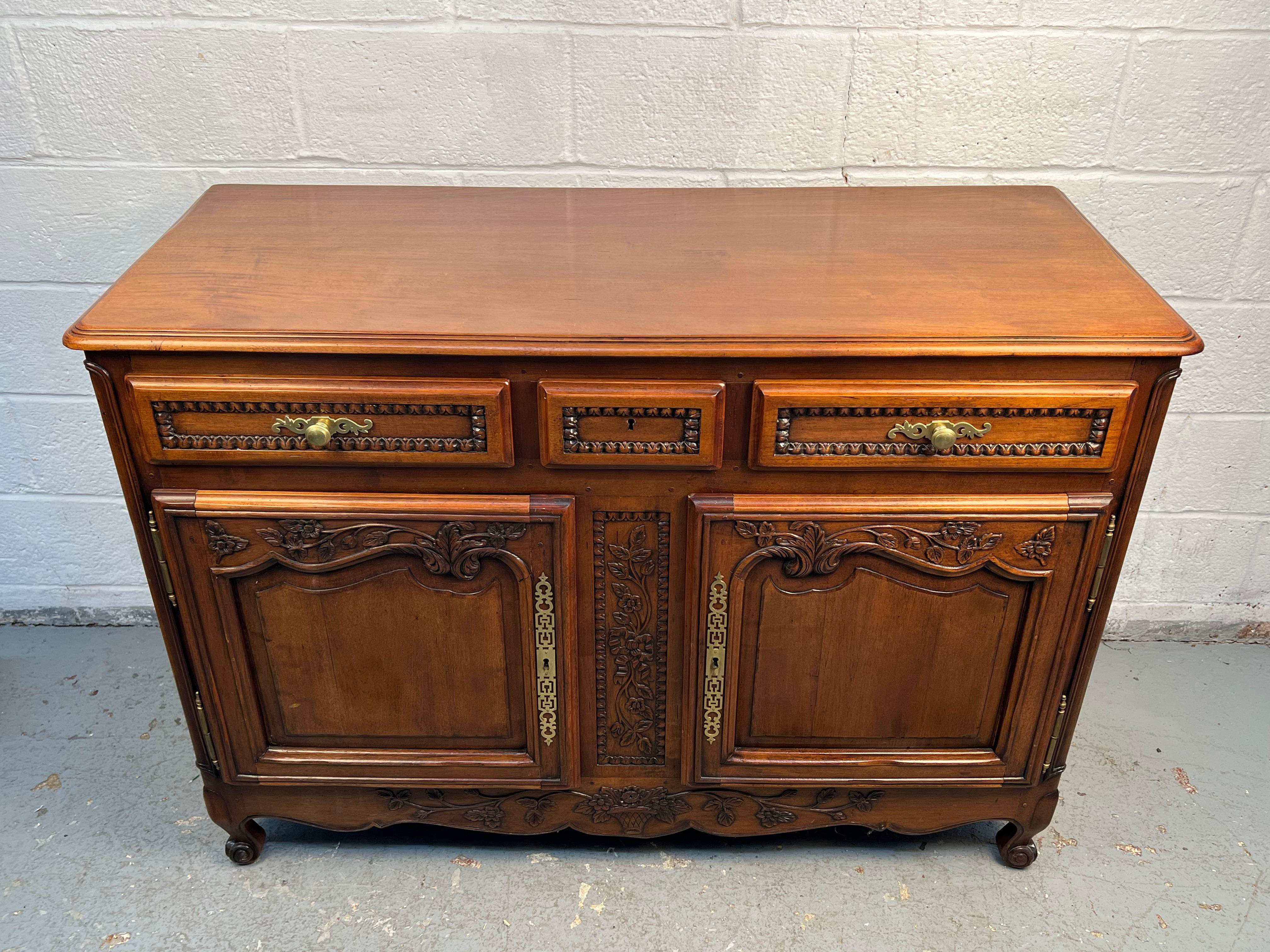 Buffet francés estilo Luis XV del siglo XIX Francés en venta