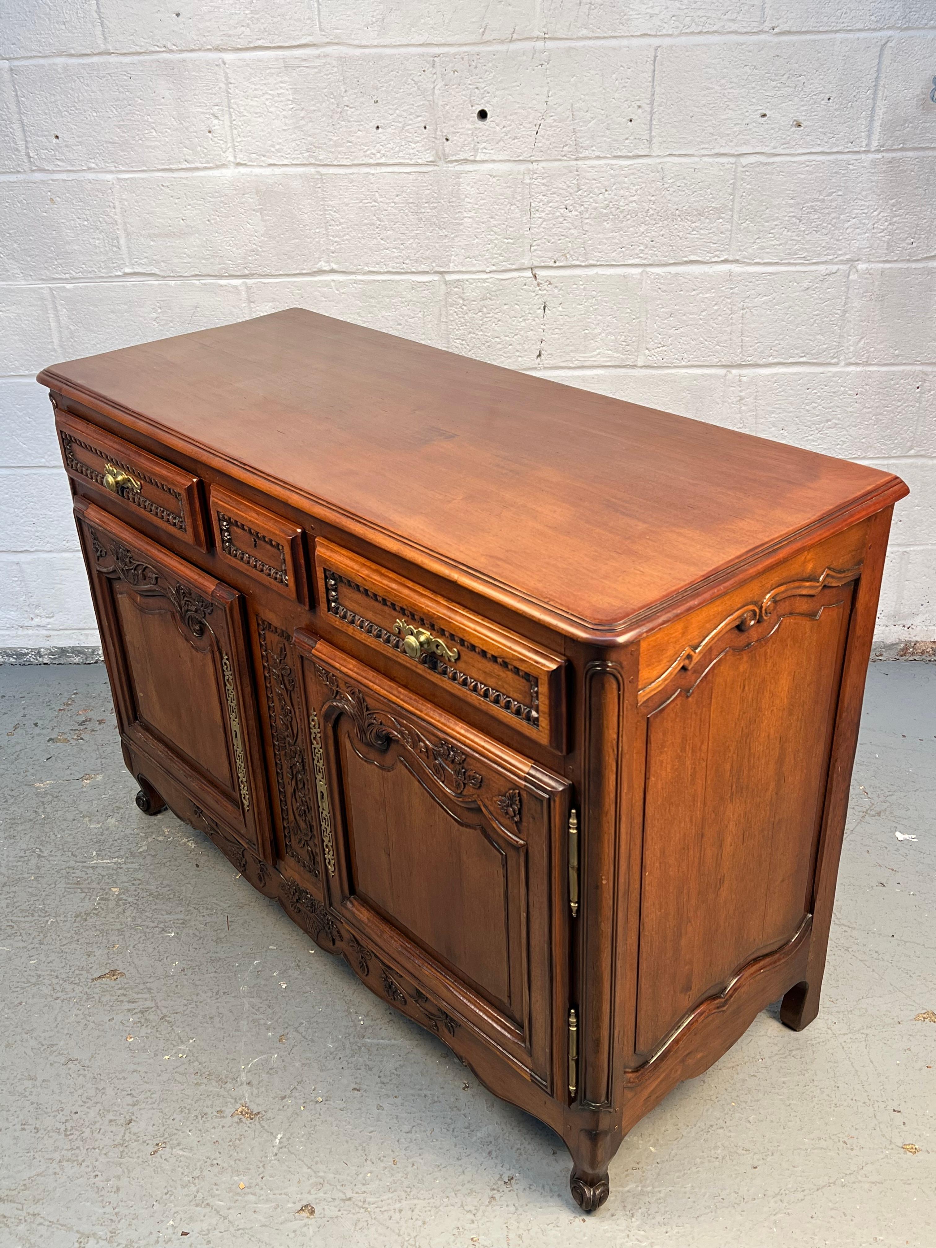 Buffet francés estilo Luis XV del siglo XIX en Bueno estado para la venta en Brooklyn, NY