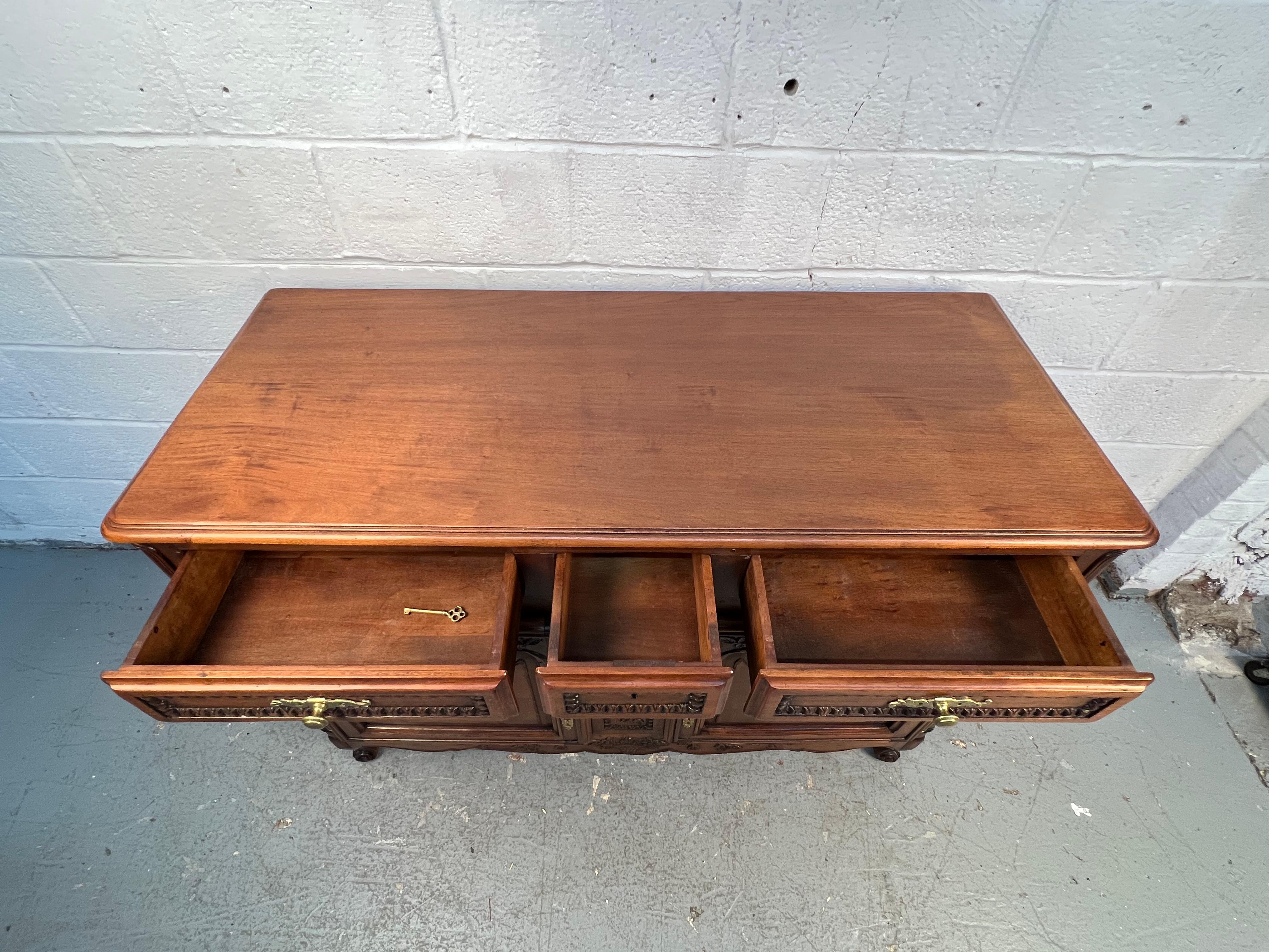 Buffet francés estilo Luis XV del siglo XIX Nogal en venta