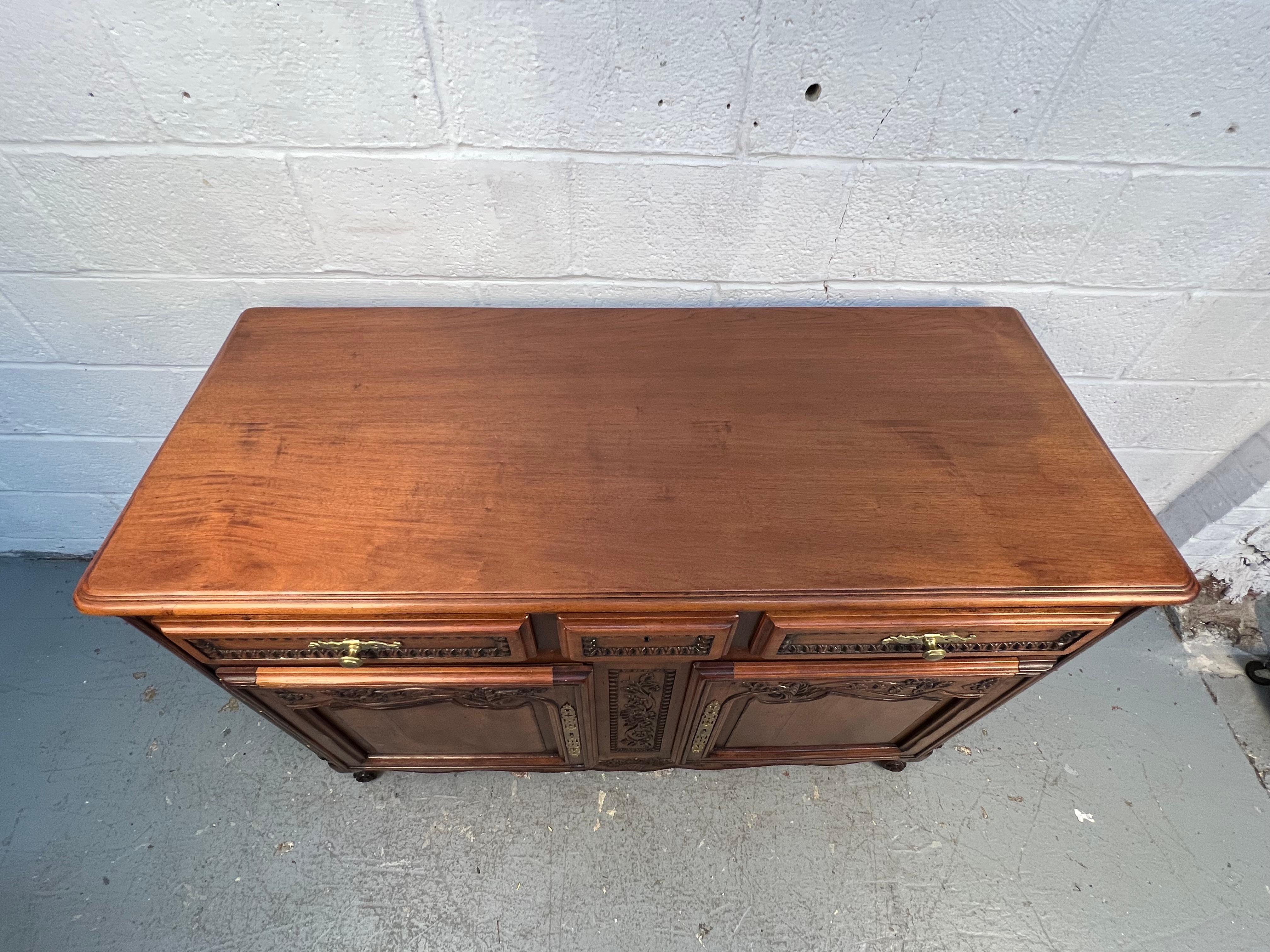 Buffet francés estilo Luis XV del siglo XIX en venta 1