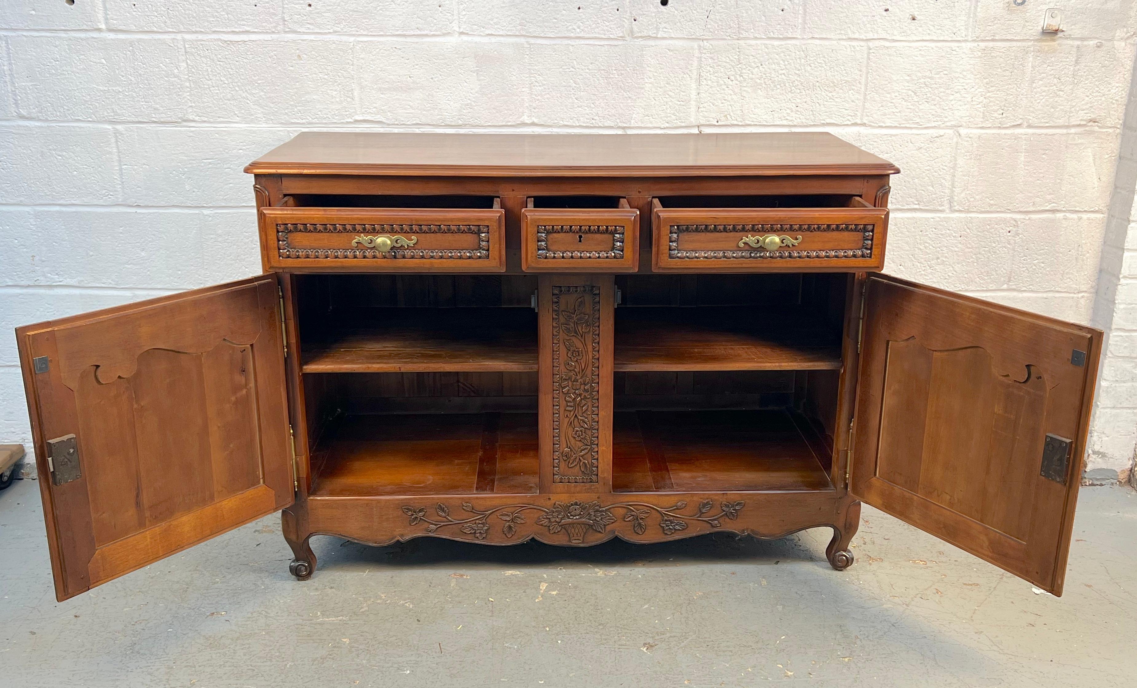 Buffet francés estilo Luis XV del siglo XIX en venta 2