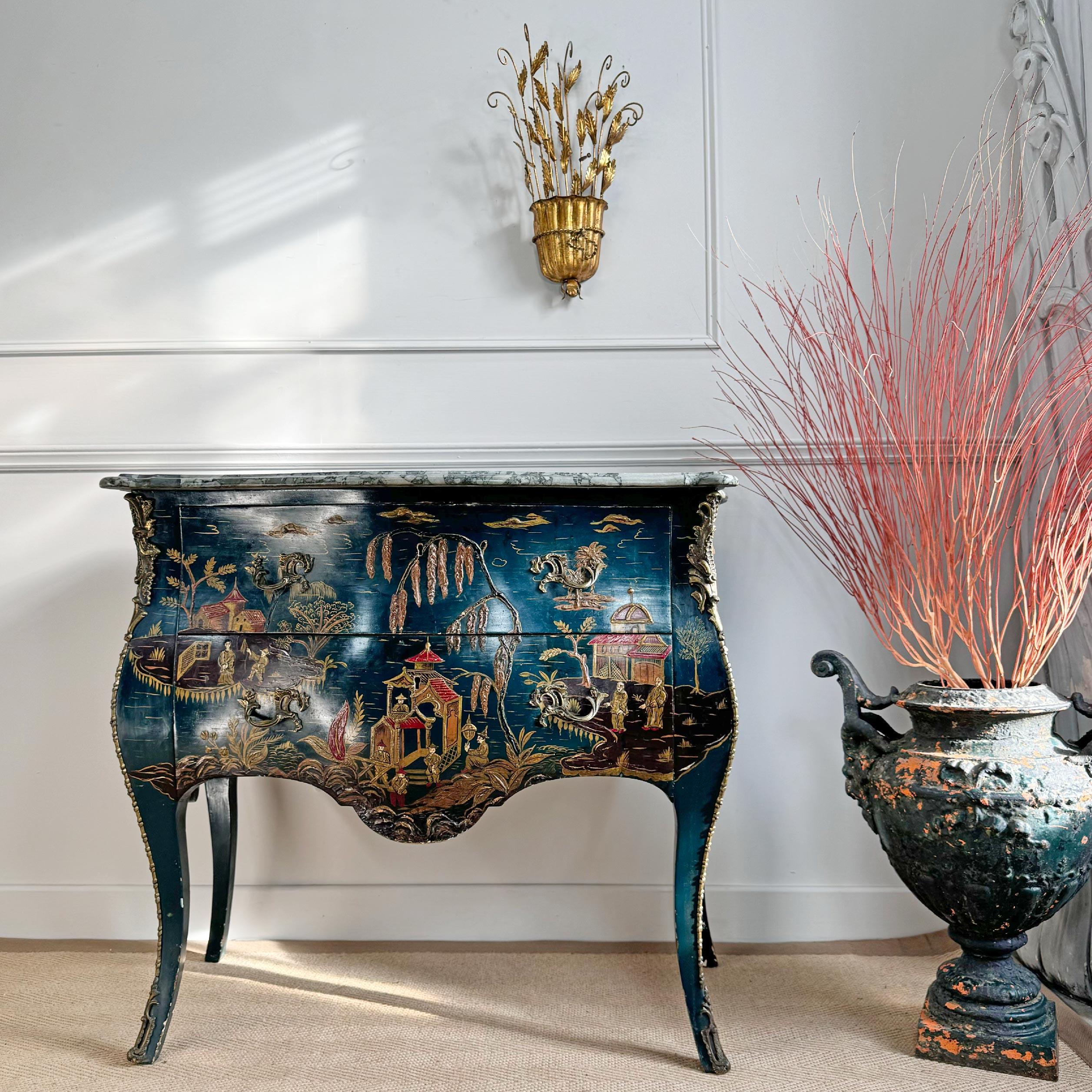 Spettacolare bombe bombe francese della fine del XIX secolo con piano in marmo in stile Luigi XV. La decorazione a cineserie in rilievo si staglia sul bellissimo corpo blu oceano scuro, sormontato da un marmo a serpentina nei toni del carbone e del