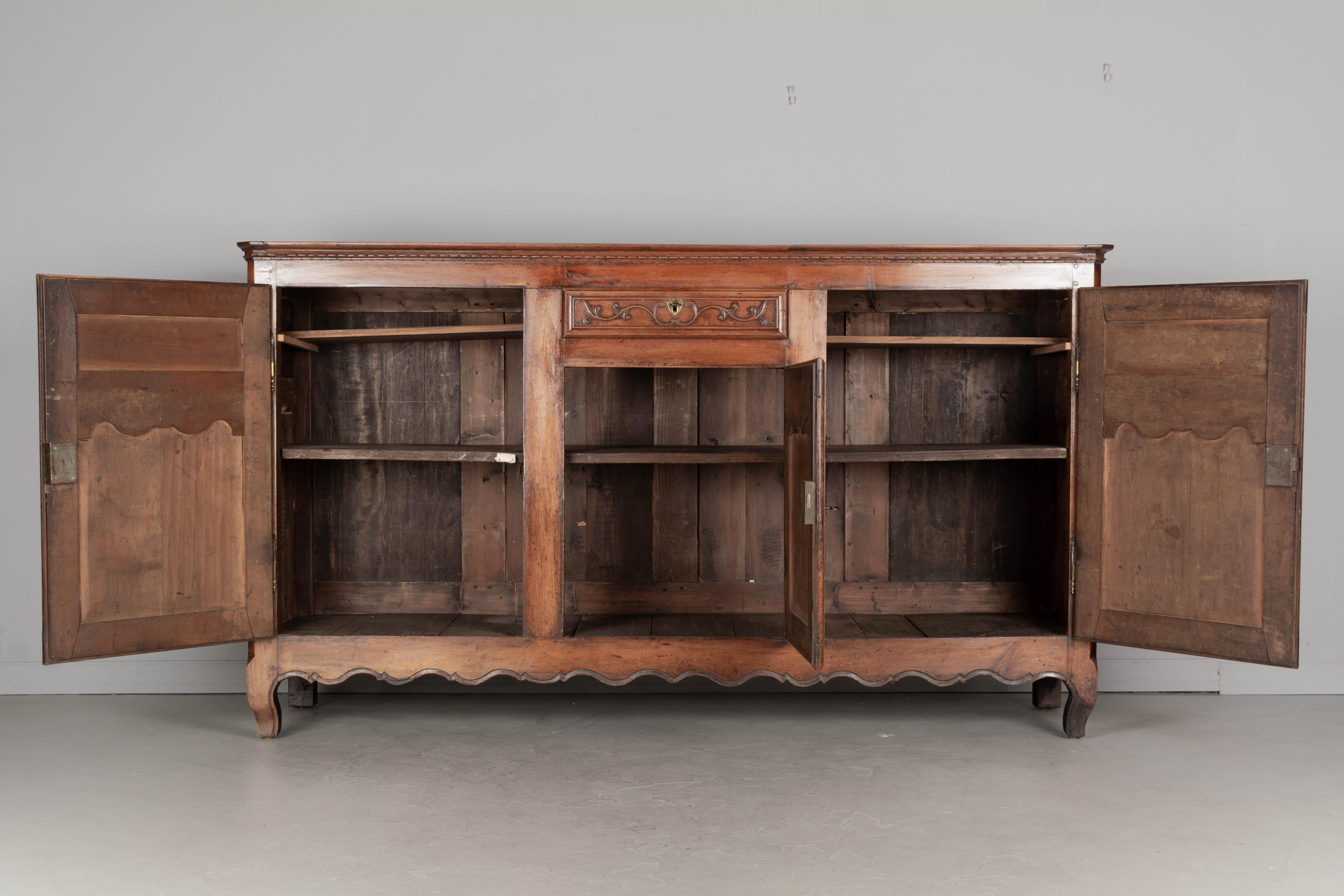Intagliato a mano Enfilade o credenza francese del XIX secolo in stile Luigi XV in vendita