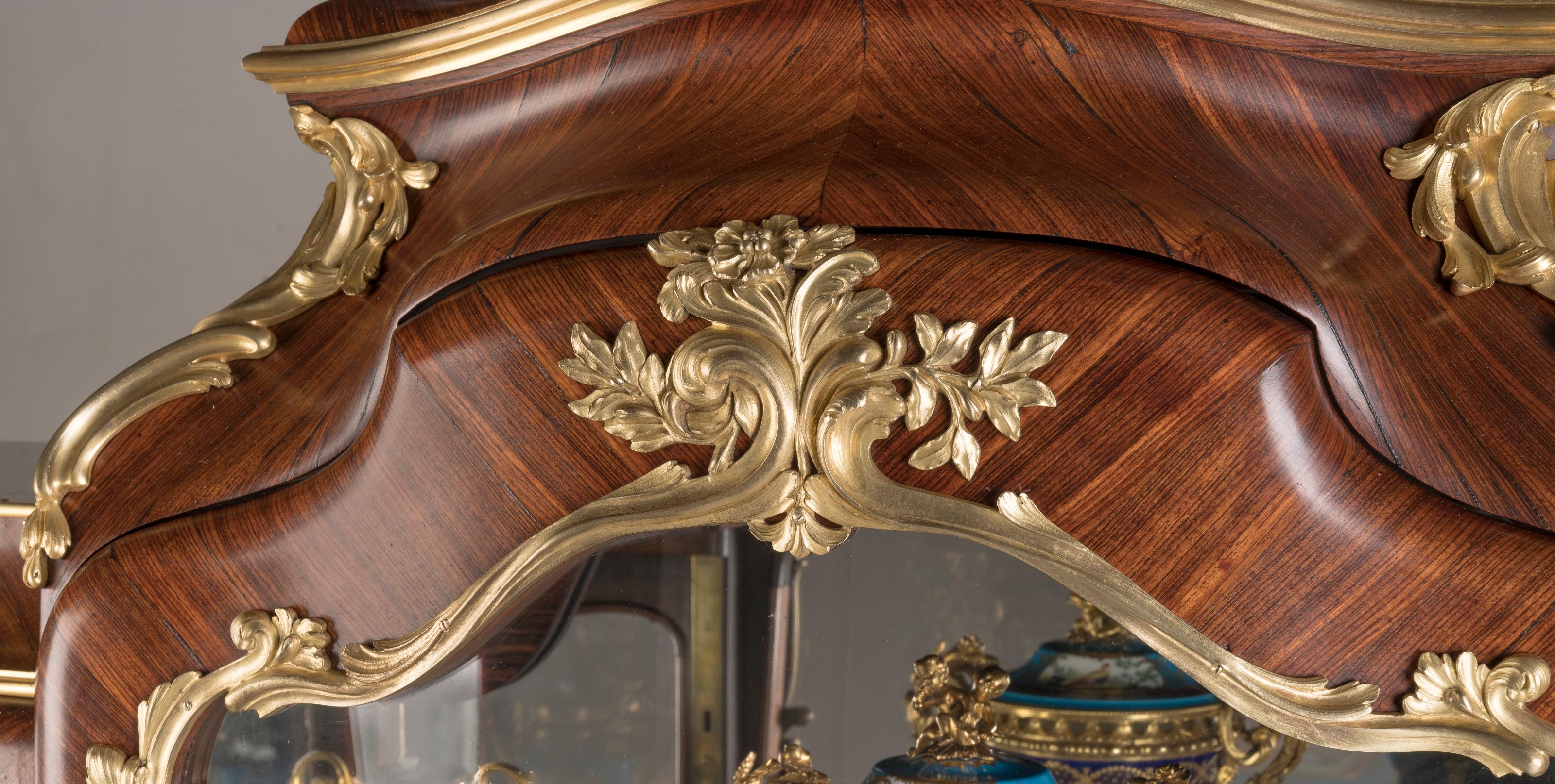 Vetrina francese del XIX secolo in stile Luigi XV con ormolatura di Sormani In condizioni buone in vendita a London, GB