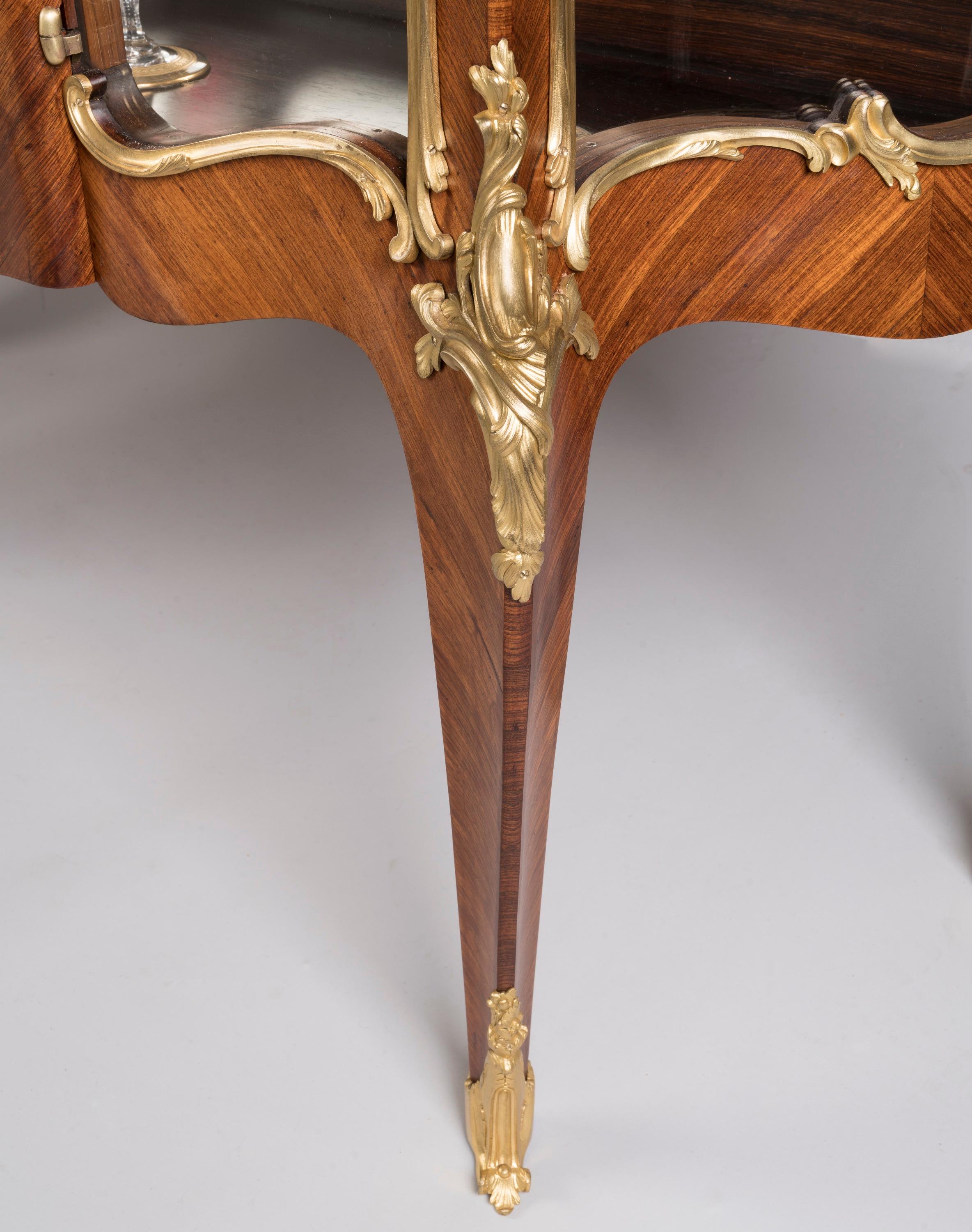 Vetrina francese del XIX secolo in stile Luigi XV con ormolatura di Sormani in vendita 2
