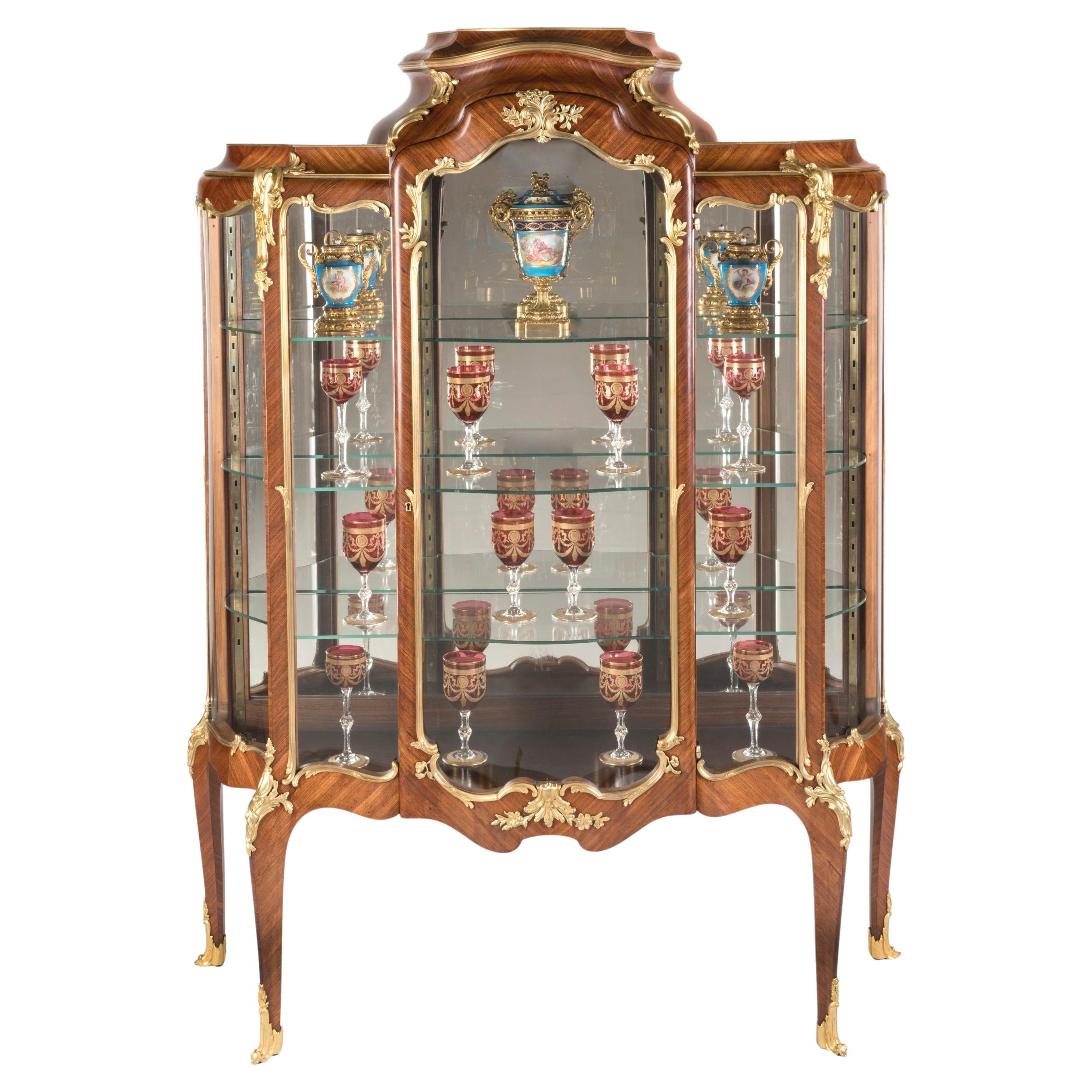 Vetrina francese del XIX secolo in stile Luigi XV con ormolatura di Sormani in vendita
