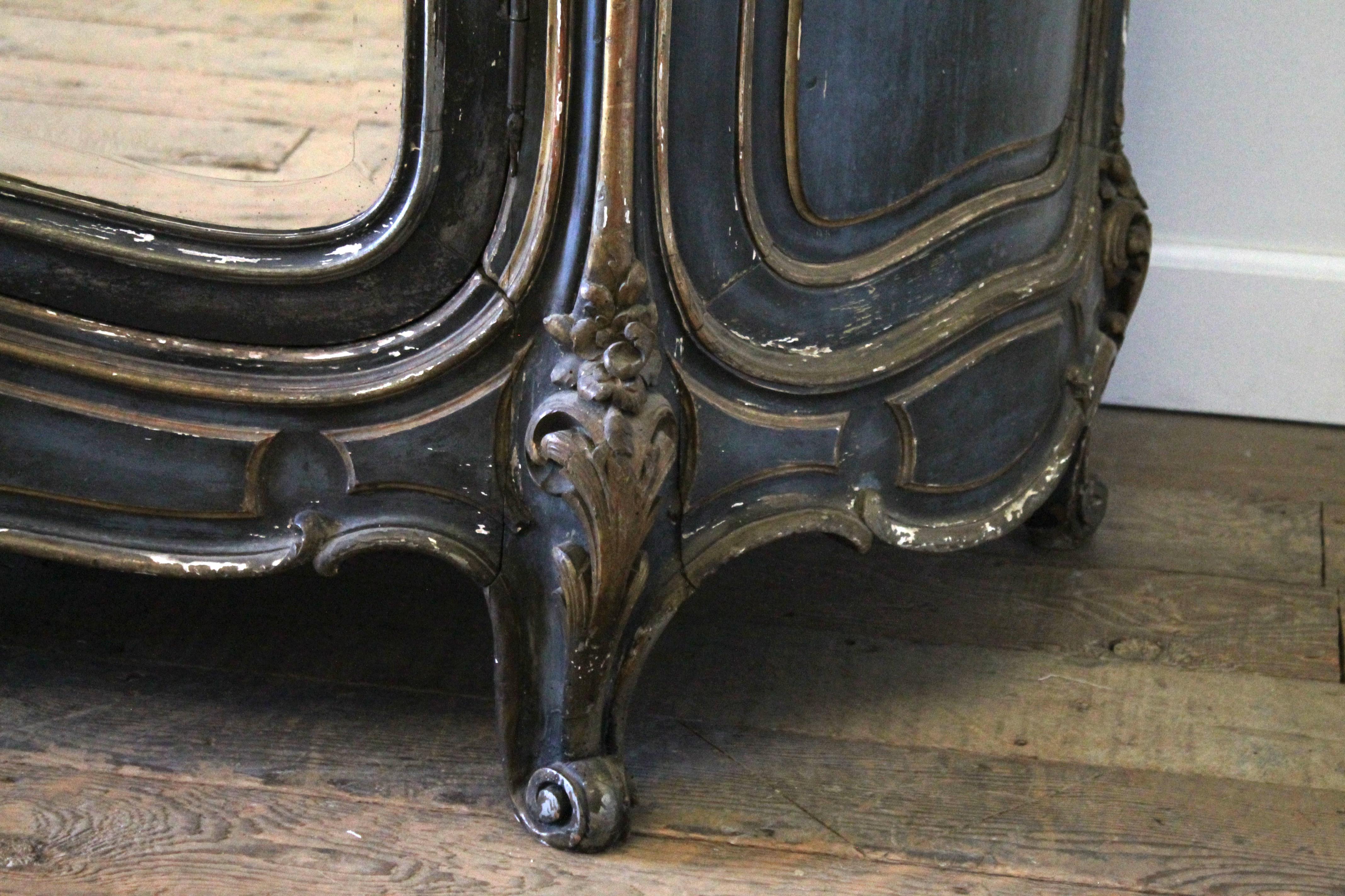 Französischer polychromierter Schrank im Louis XV.-Stil des 19. Jahrhunderts im Angebot 4