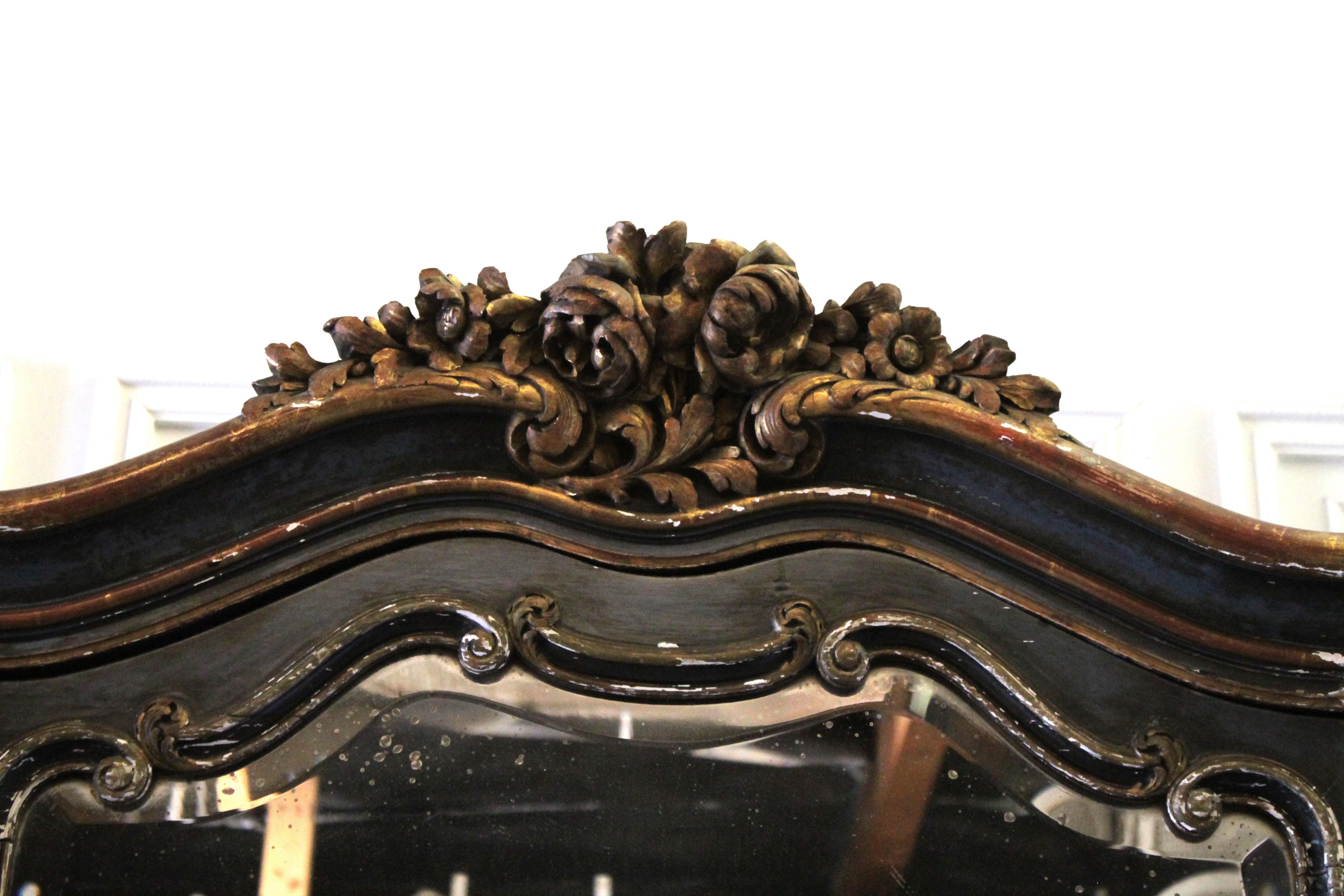 französischer polychromierter Schrank im Stil Louis XV aus dem 19
der gewölbte und profilierte Giebel ist mit geschwungenen Akanthusblättern und Rosen verziert; die einzelne Tür ist mit einem schön geformten und vollständig abgeschrägten Spiegel