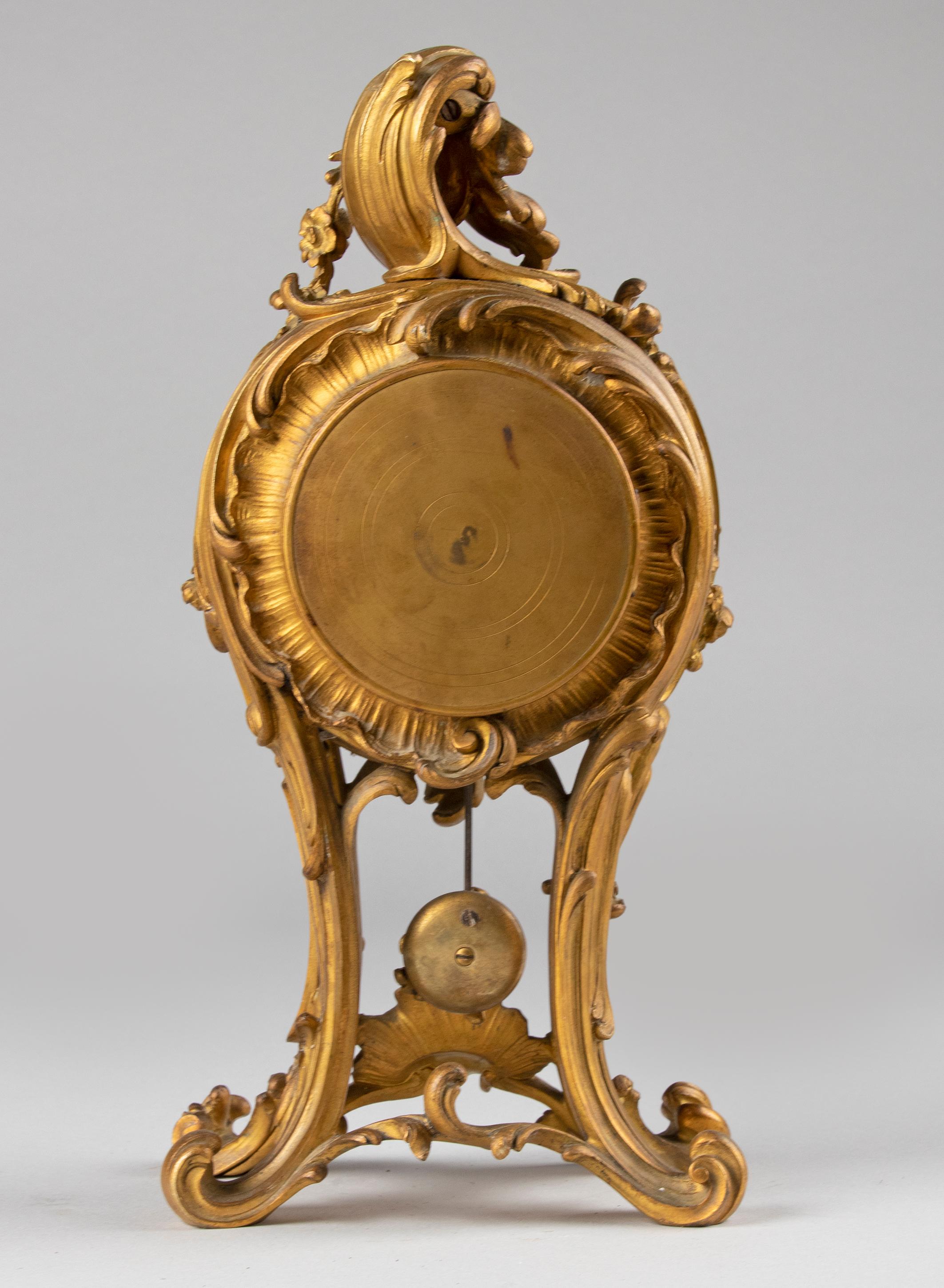 Pendule-Uhr aus vergoldeter Bronze im Louis-XV-Stil des 19. Jahrhunderts im Angebot 6