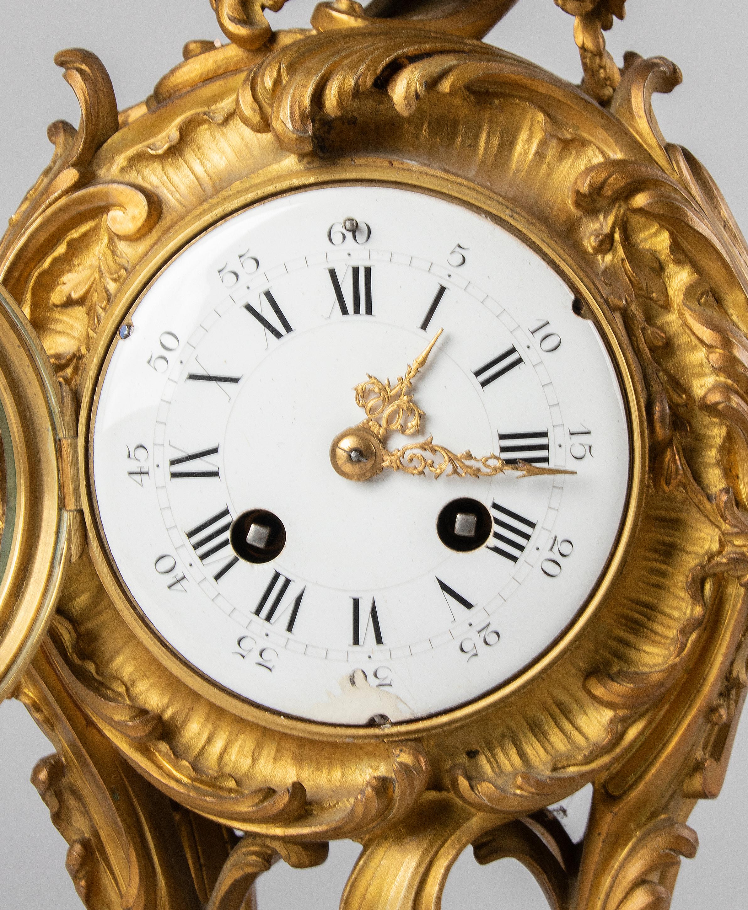 Pendule-Uhr aus vergoldeter Bronze im Louis-XV-Stil des 19. Jahrhunderts im Angebot 11