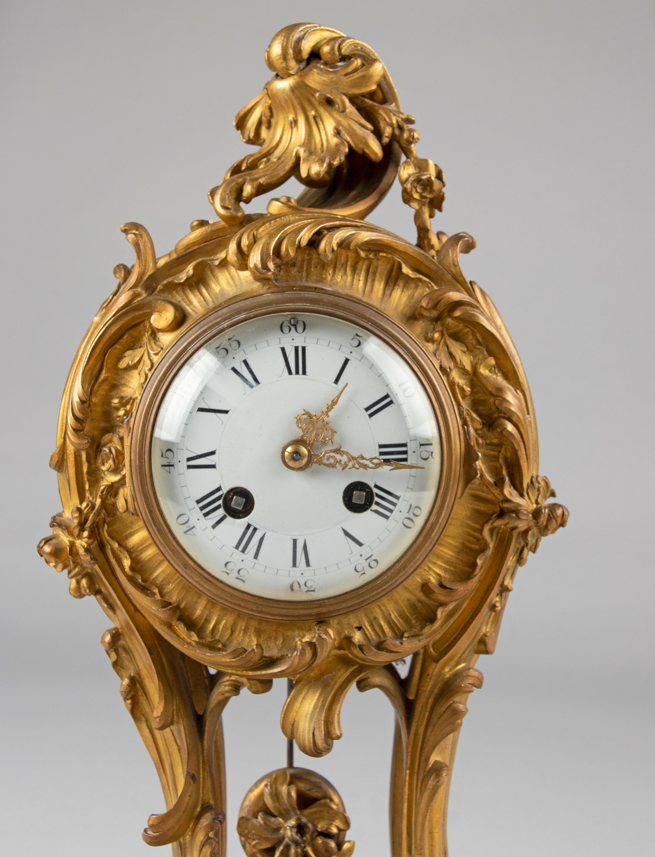 Pendule-Uhr aus vergoldeter Bronze im Louis-XV-Stil des 19. Jahrhunderts (Neurokoko) im Angebot