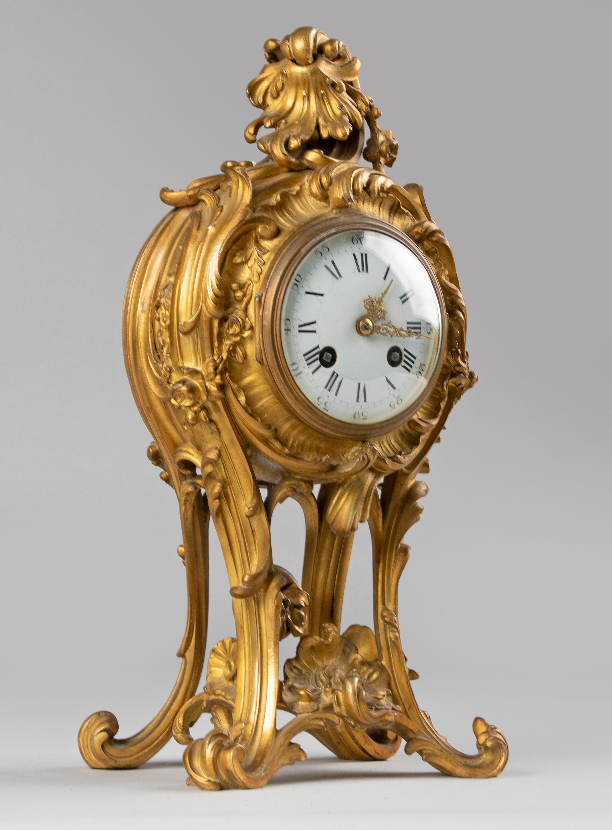 Pendule-Uhr aus vergoldeter Bronze im Louis-XV-Stil des 19. Jahrhunderts (Französisch) im Angebot