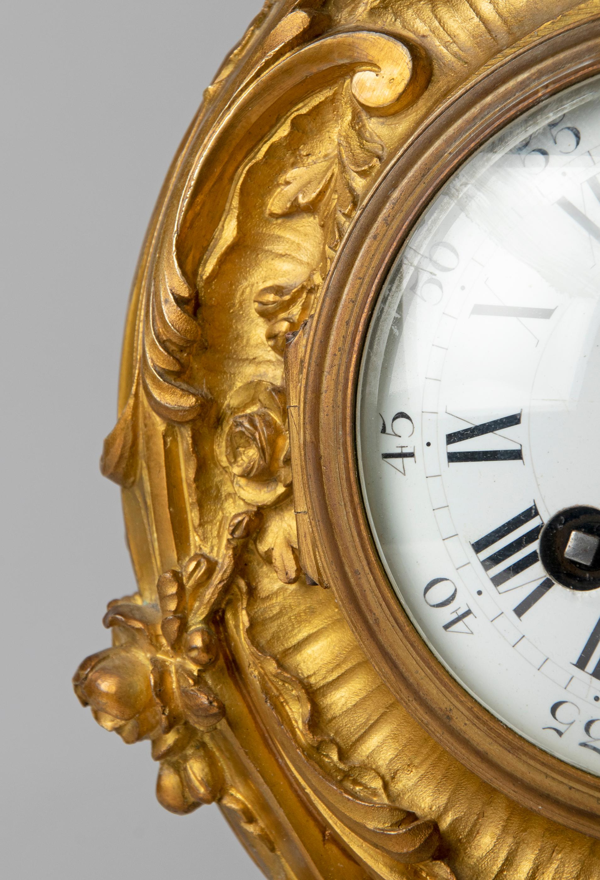 Pendule-Uhr aus vergoldeter Bronze im Louis-XV-Stil des 19. Jahrhunderts im Zustand „Gut“ im Angebot in Casteren, Noord-Brabant