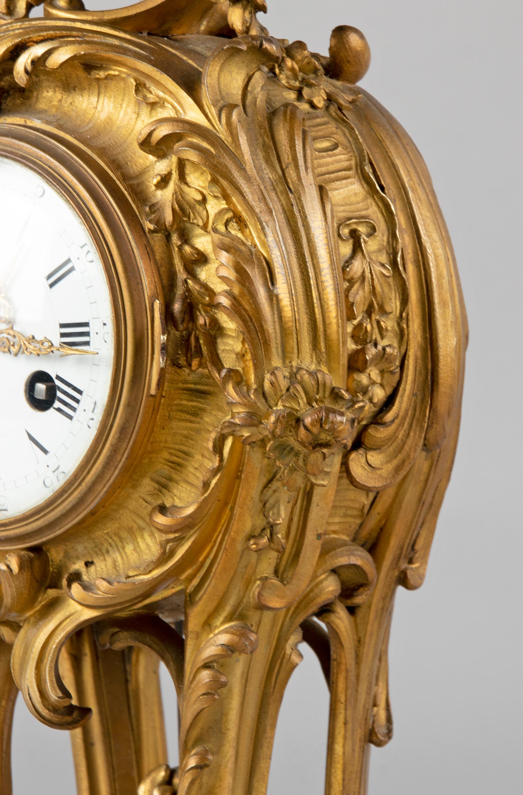 Reloj de péndulo de bronce dorado estilo Luis XV del siglo XIX en venta 2