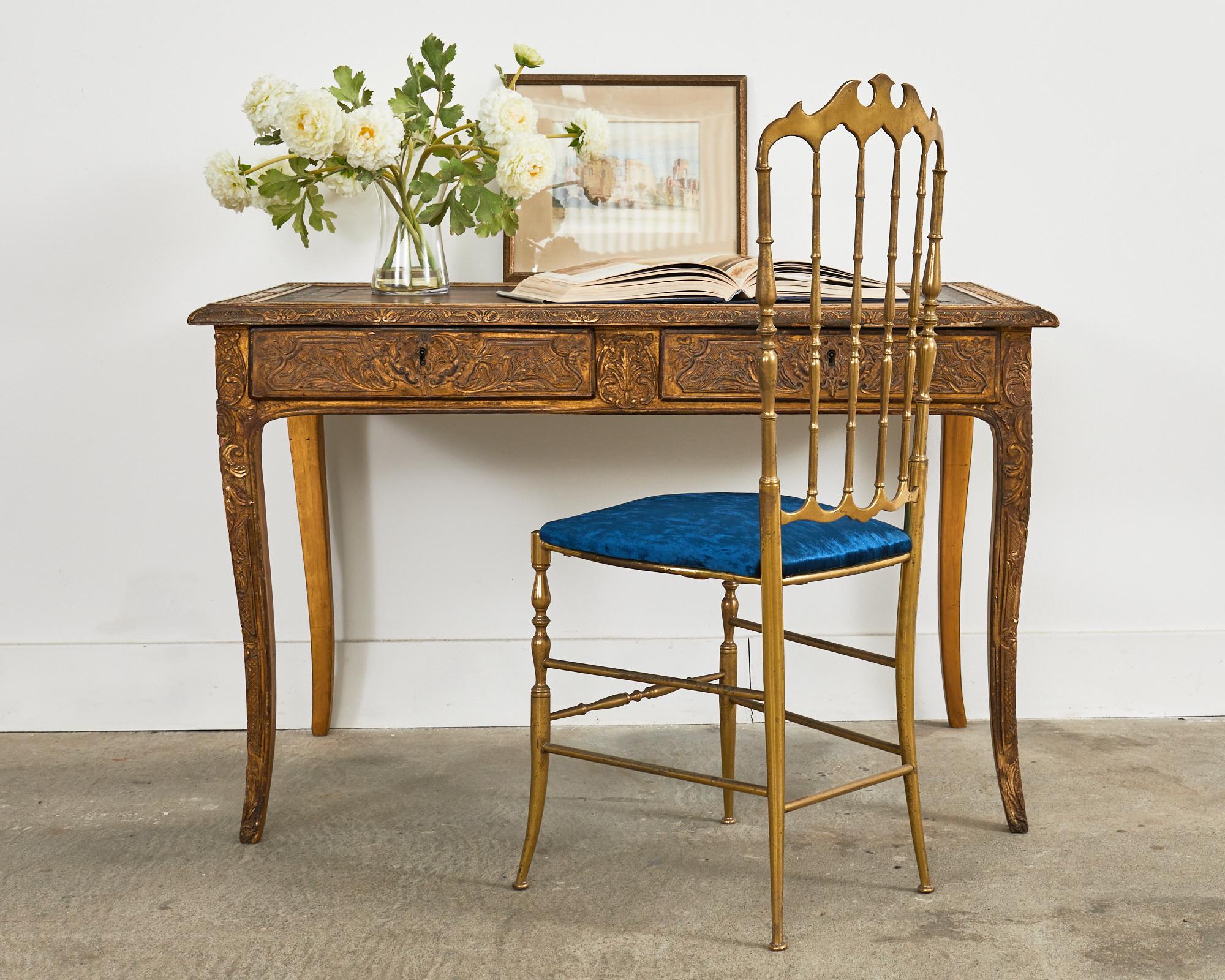Opulenter französischer Schreibtisch aus dem 19. Jahrhundert, hergestellt im großen Louis XV-Stil. Das Holzgestell dieses außergewöhnlichen Tisches ist furniert und geschnitzt mit komplizierten Blumen-, Blatt- und Akanthusmotiven in einem