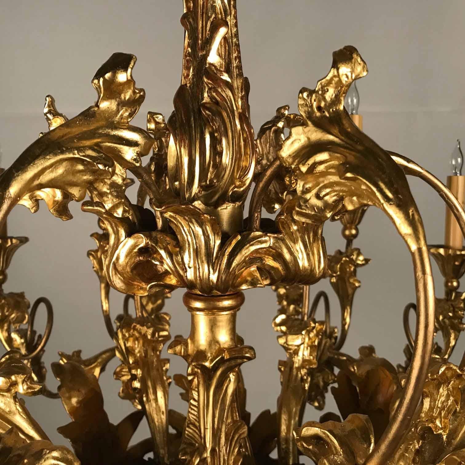lustre à 18 lumières en bois doré de style Louis XV du 19e siècle en vente 2