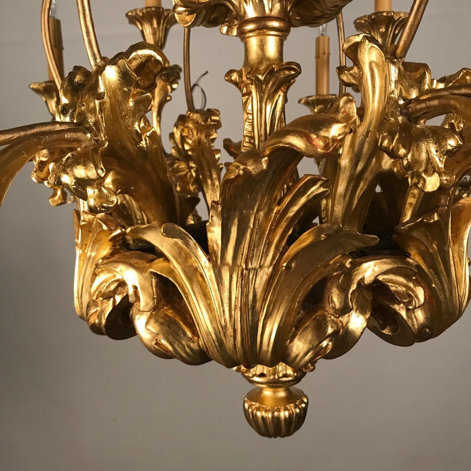 lustre à 18 lumières en bois doré de style Louis XV du 19e siècle en vente 3