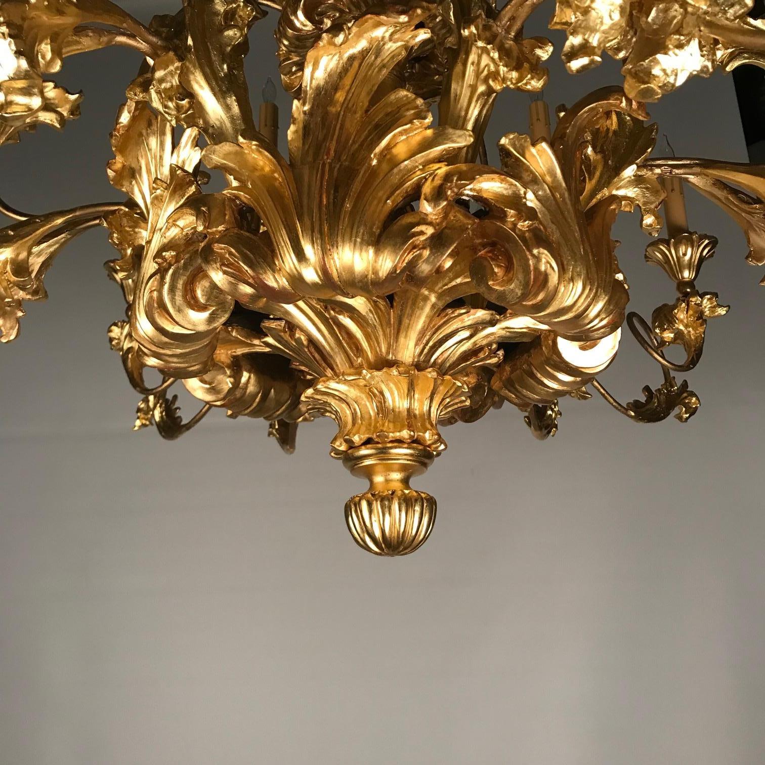 lustre à 18 lumières en bois doré de style Louis XV du 19e siècle en vente 4