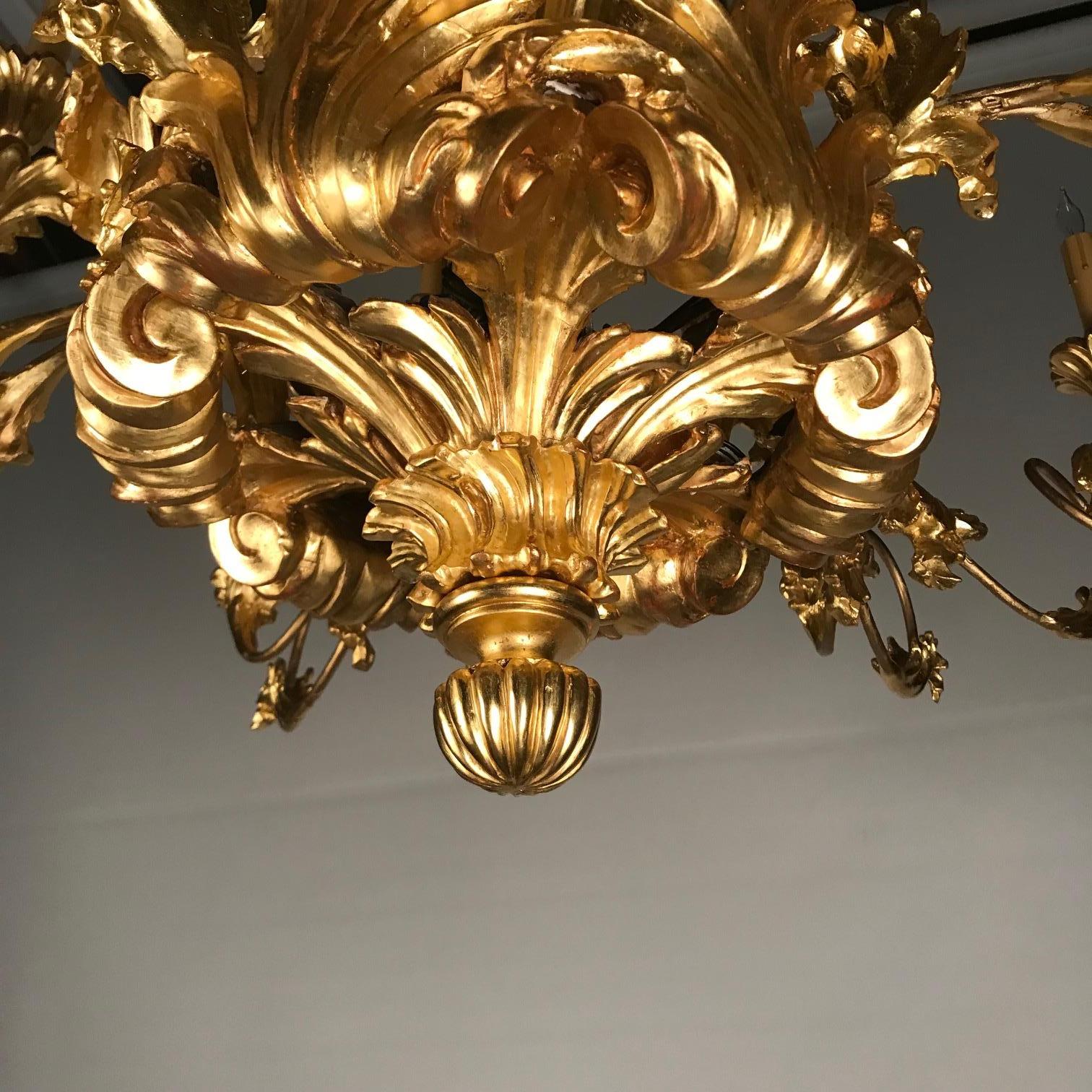 lustre à 18 lumières en bois doré de style Louis XV du 19e siècle en vente 5