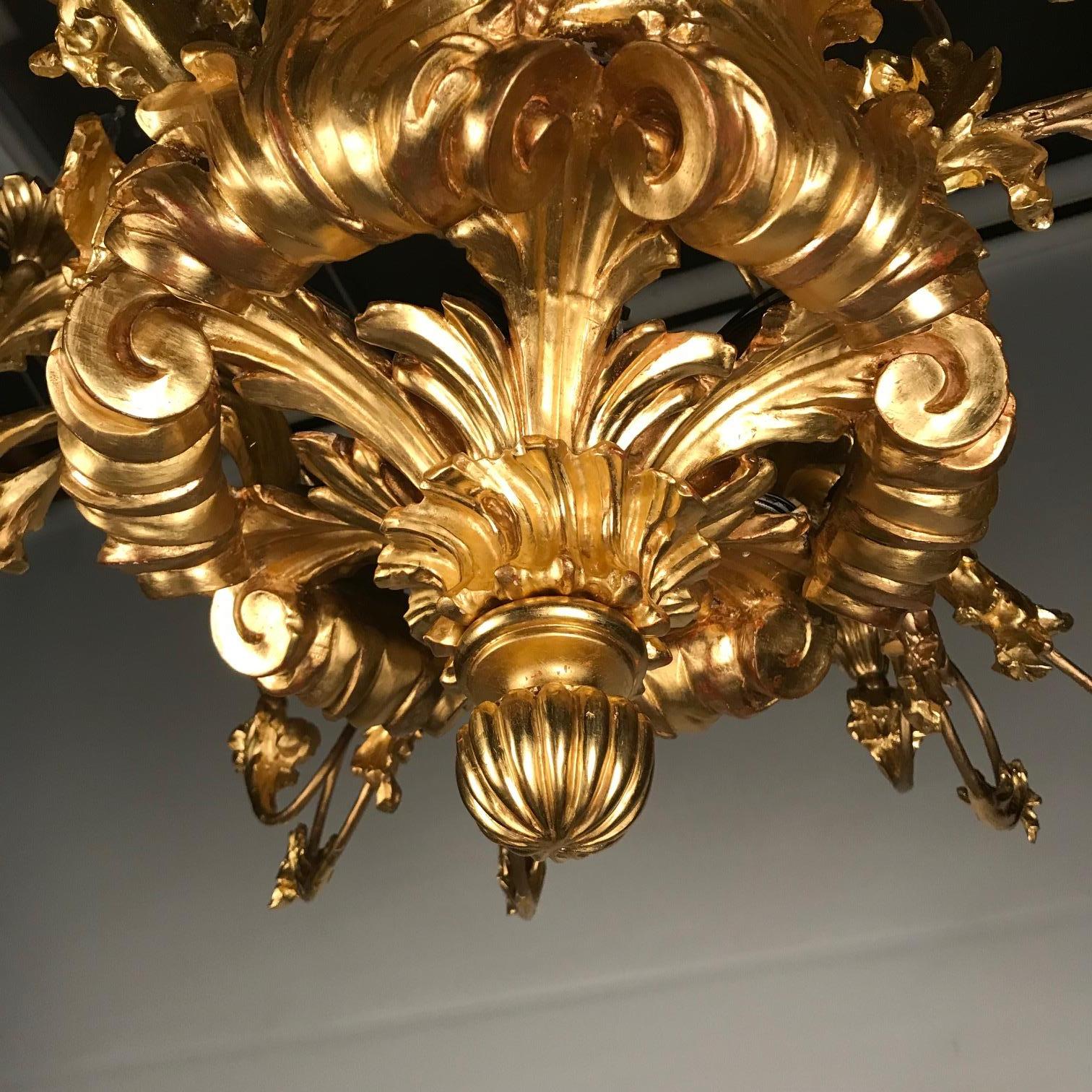 lustre à 18 lumières en bois doré de style Louis XV du 19e siècle en vente 6