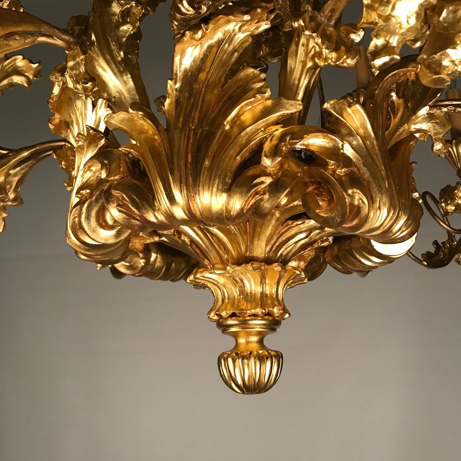 lustre à 18 lumières en bois doré de style Louis XV du 19e siècle en vente 7
