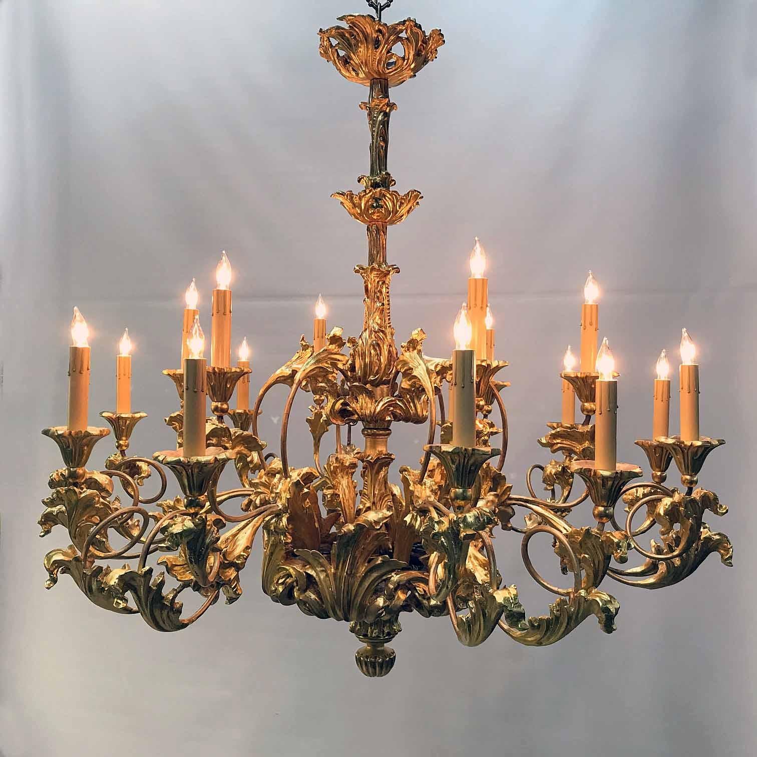 Néo-rococo lustre à 18 lumières en bois doré de style Louis XV du 19e siècle en vente