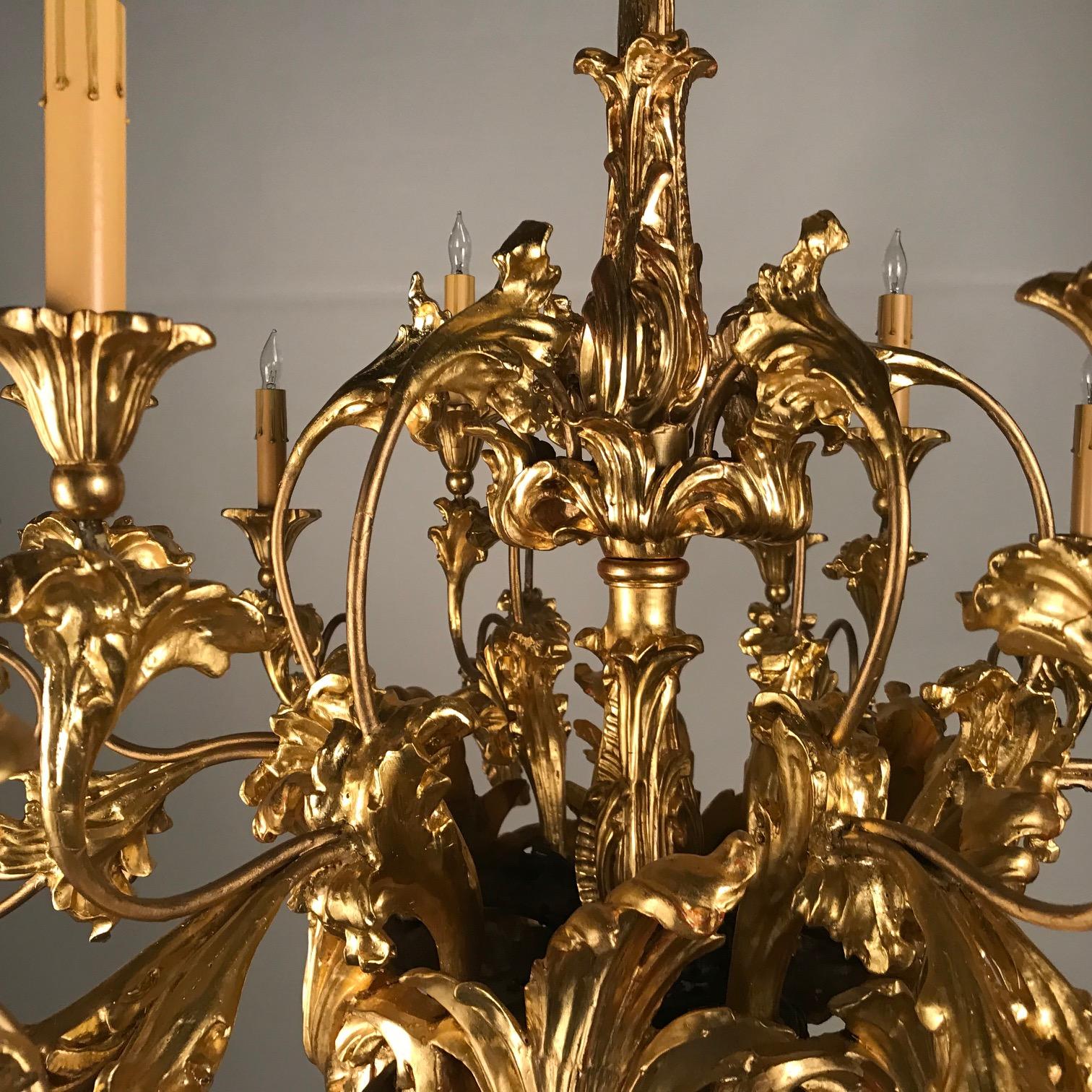 Français lustre à 18 lumières en bois doré de style Louis XV du 19e siècle en vente