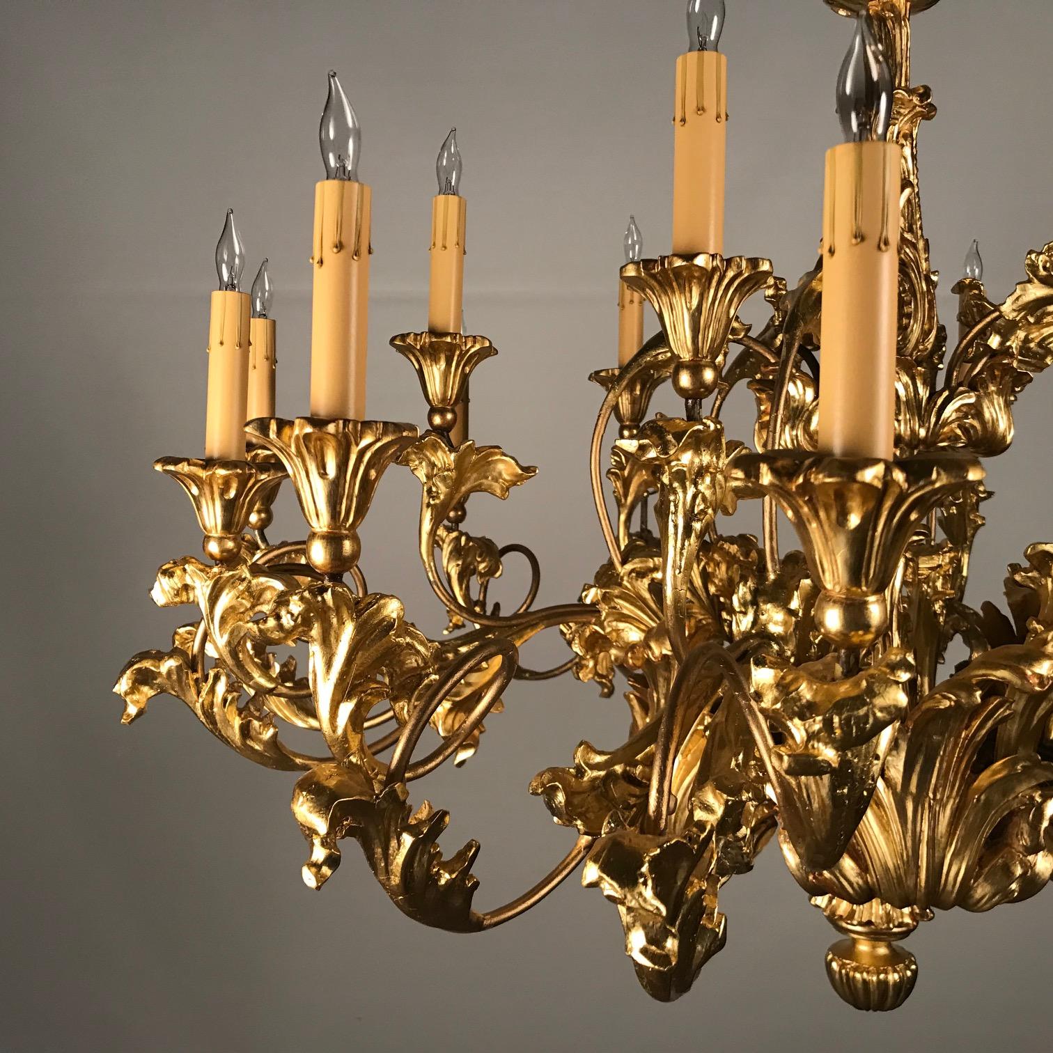 Sculpté lustre à 18 lumières en bois doré de style Louis XV du 19e siècle en vente