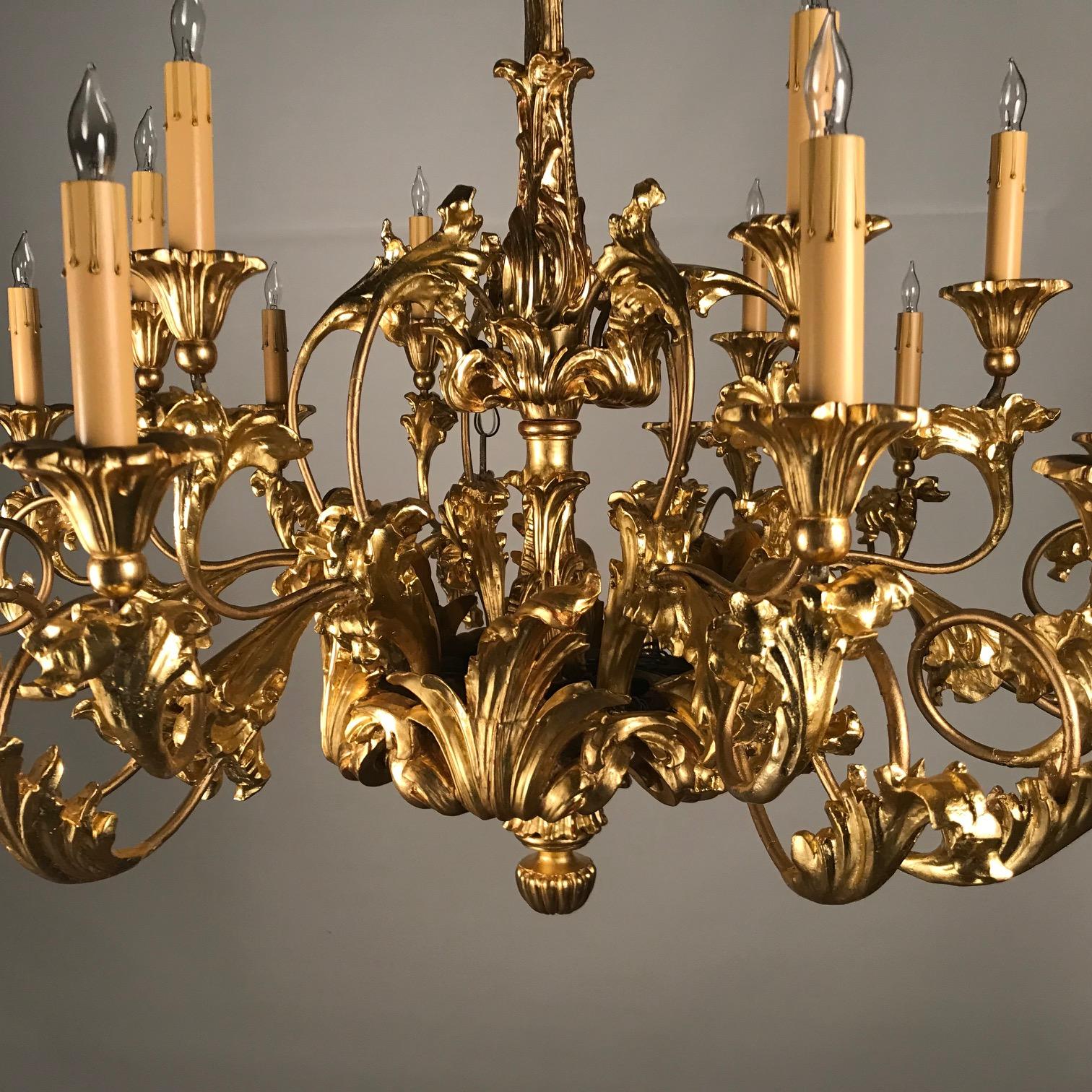 lustre à 18 lumières en bois doré de style Louis XV du 19e siècle Bon état - En vente à Montreal, QC