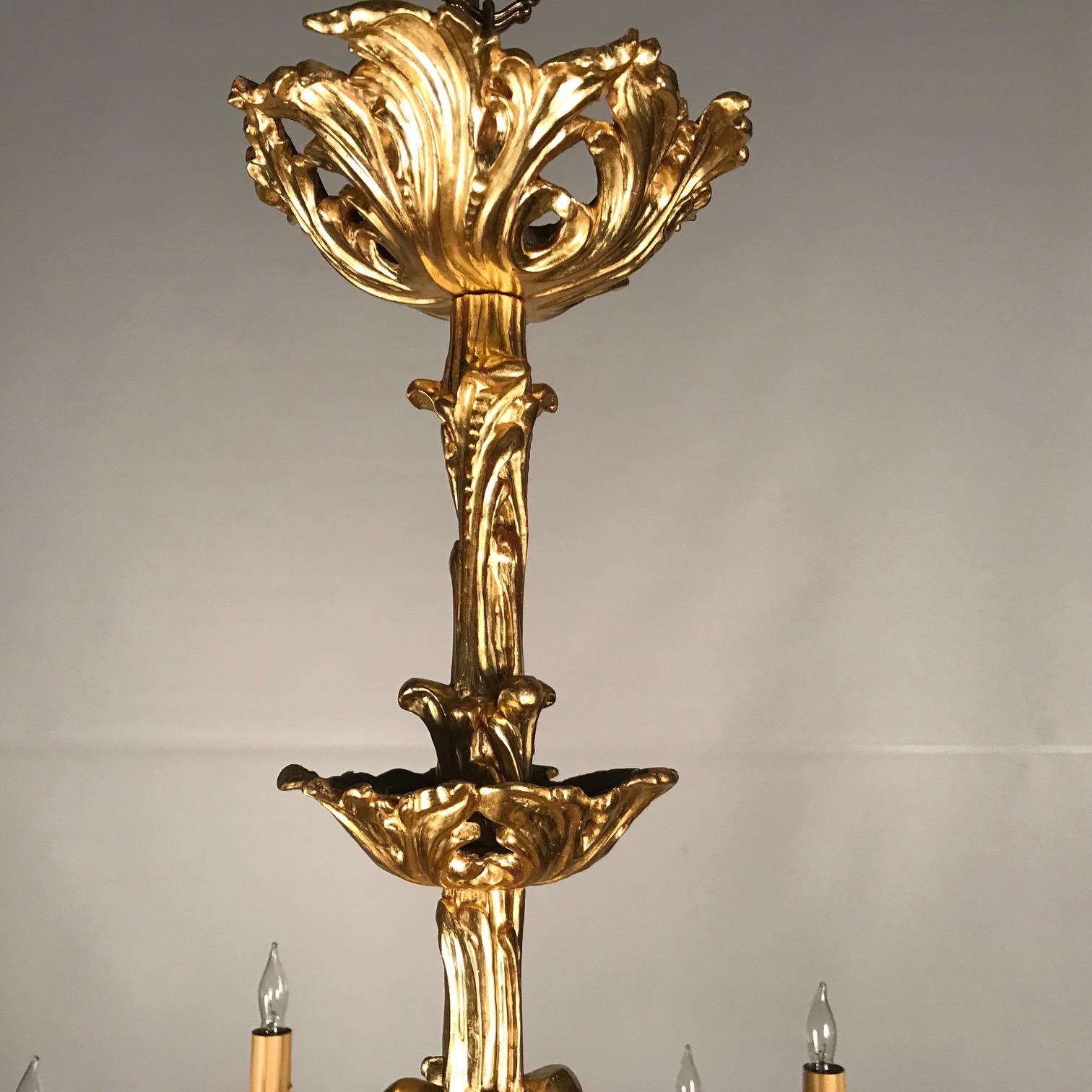 Bois lustre à 18 lumières en bois doré de style Louis XV du 19e siècle en vente