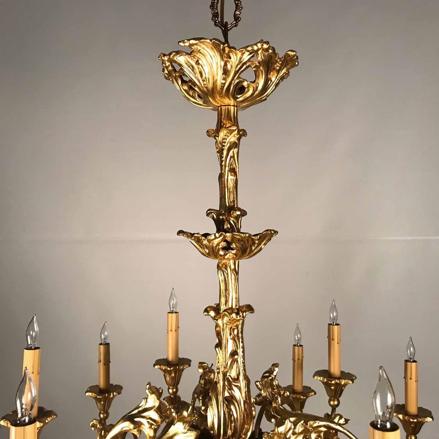lustre à 18 lumières en bois doré de style Louis XV du 19e siècle en vente 1