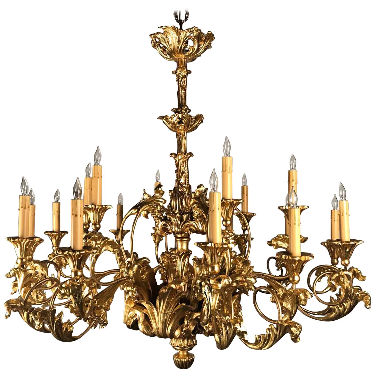 lustre à 18 lumières en bois doré de style Louis XV du 19e siècle en vente