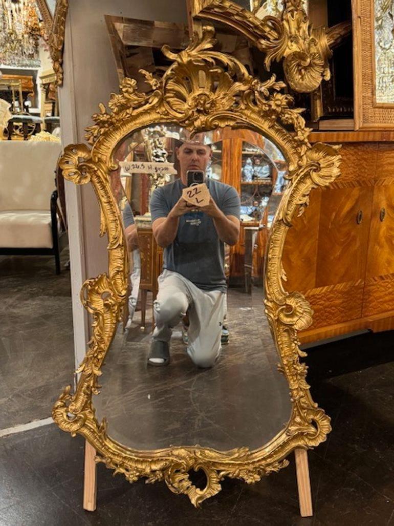 Magnifique miroir en bois doré de style Louis XV français du 19ème siècle. Magnifiques sculptures complexes. Très spécial ! Circa 1860.
44h x 27w