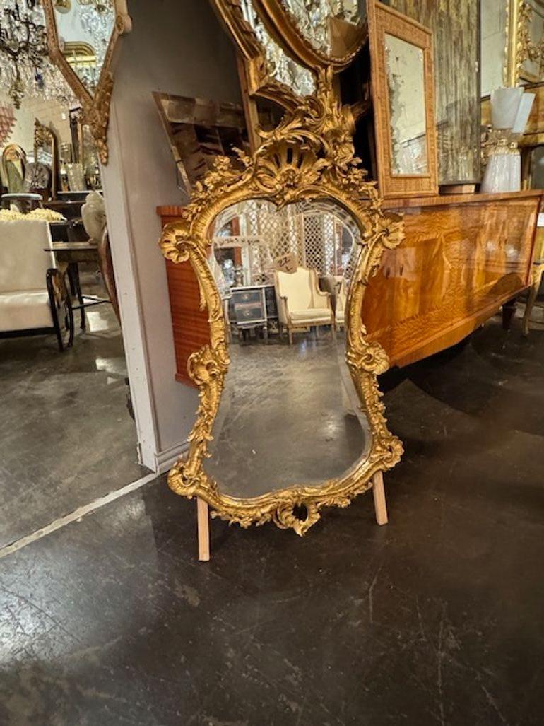 Français Miroir en bois doré de style Louis XV du XIXe siècle en vente