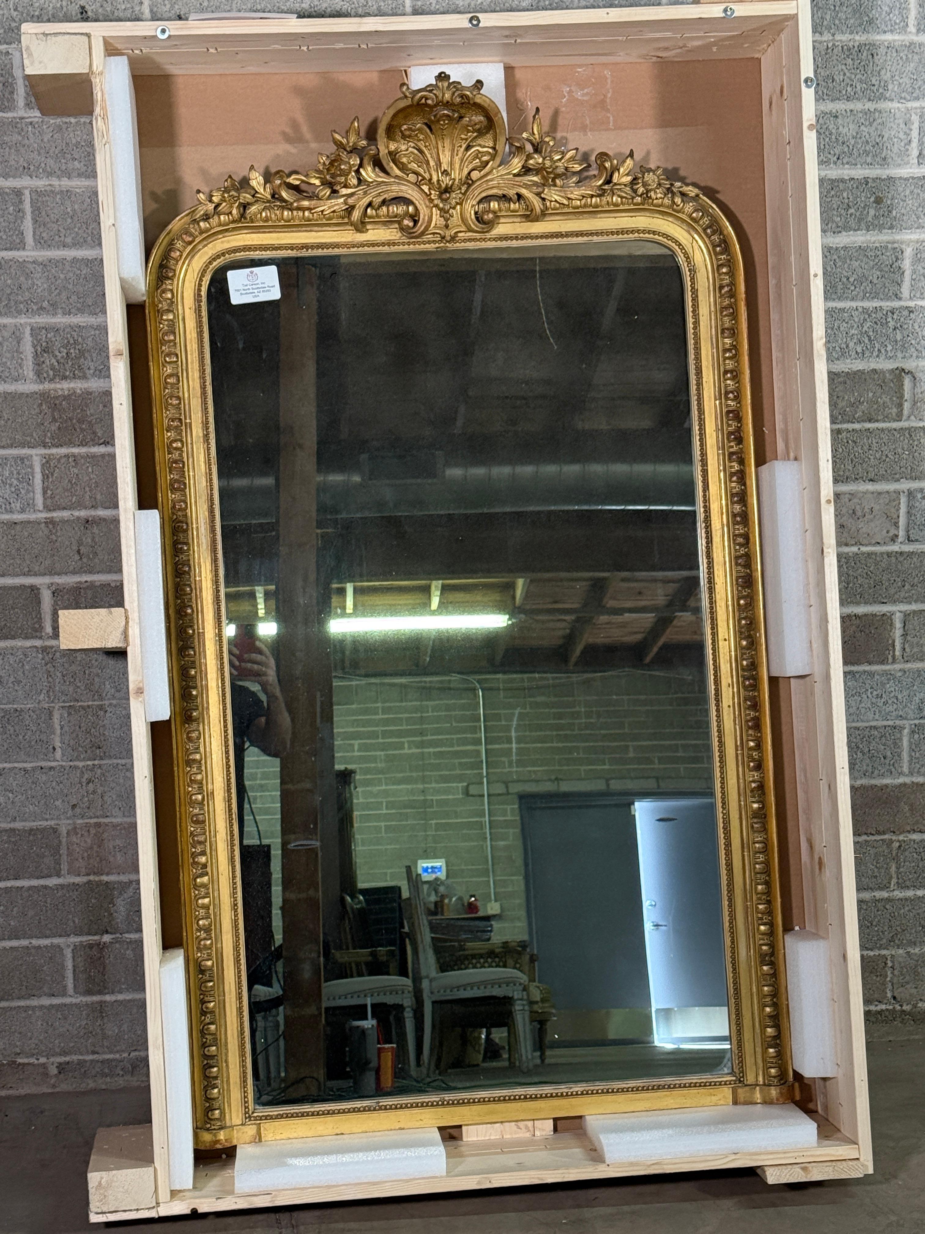 Français Miroir en bois doré de style Louis XV du XIXe siècle en vente