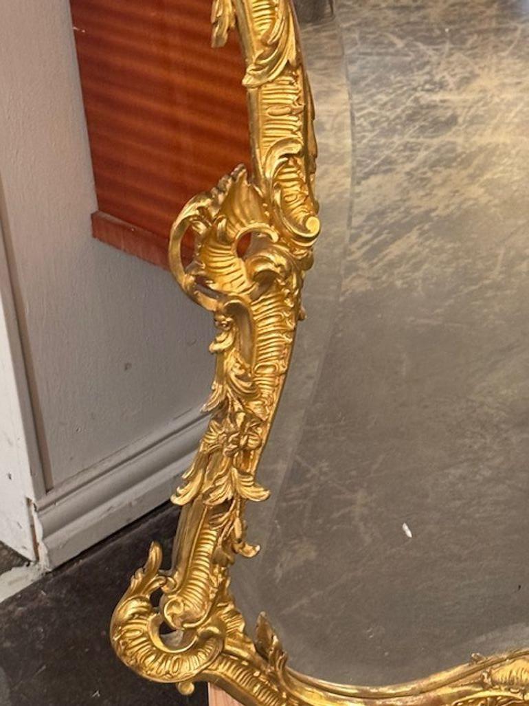 Miroir en bois doré de style Louis XV du XIXe siècle Bon état - En vente à Dallas, TX